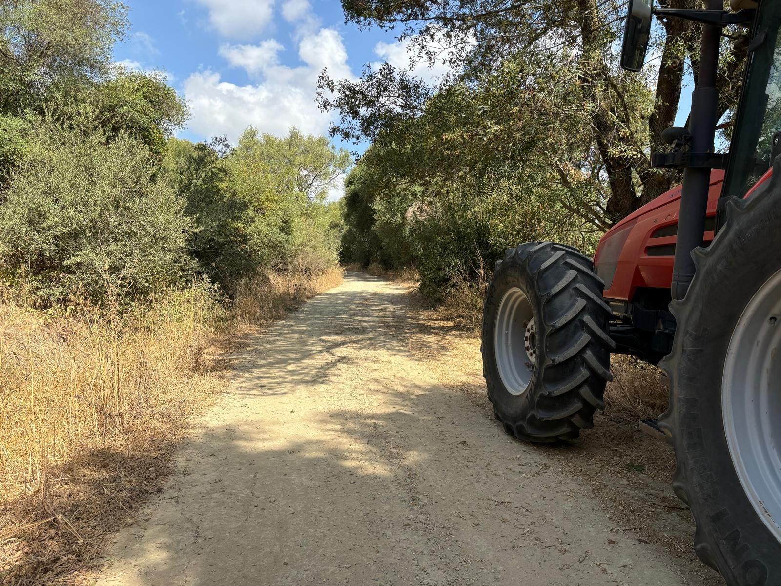 Uno de los tractores en el camino del Corredor Verde Dos Bahías.