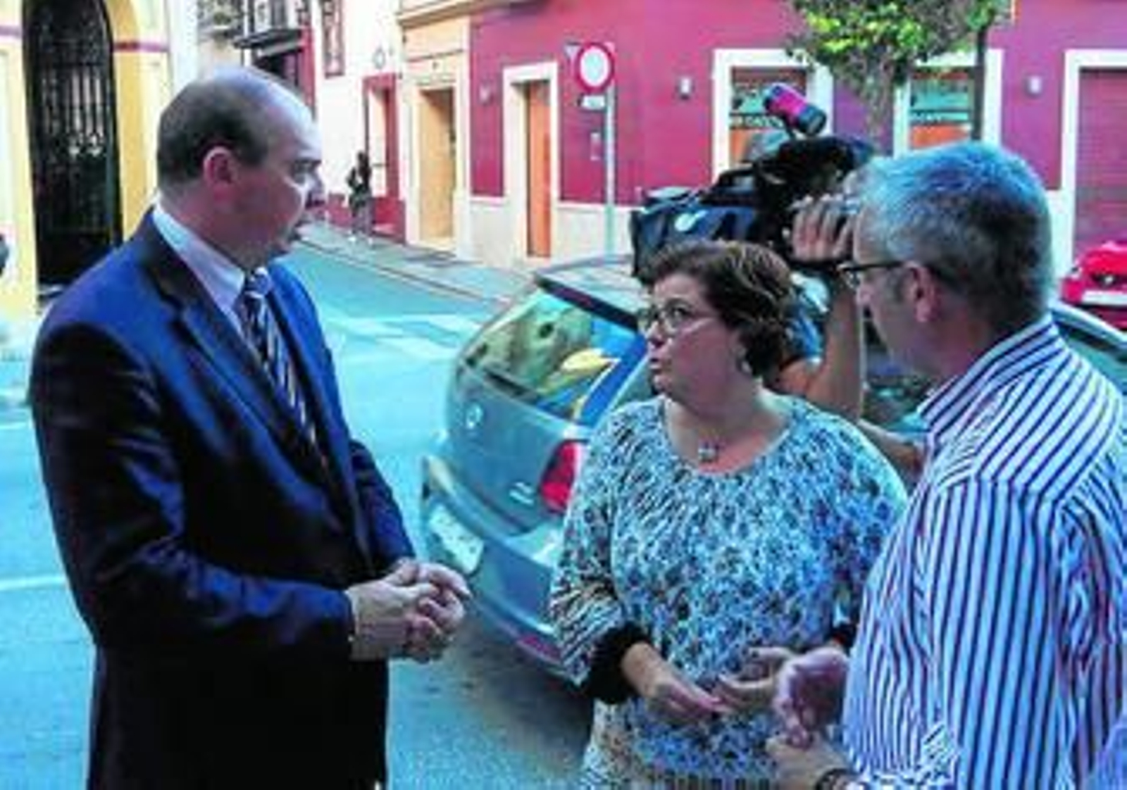 Eva Reduello ayer junto a su abogado y el representante de una asociación.