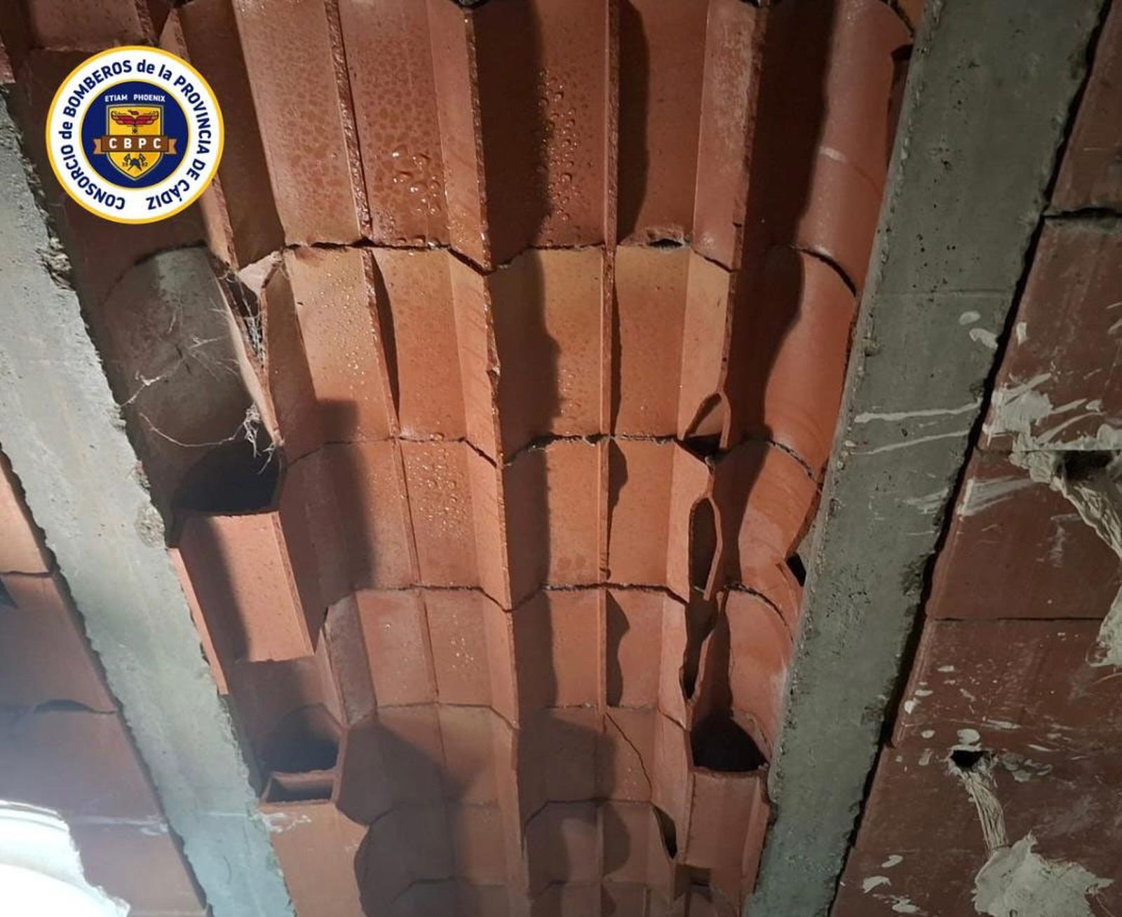 Parte del techo que ha caído en una vivienda de la calle Ceballos en Cádiz.