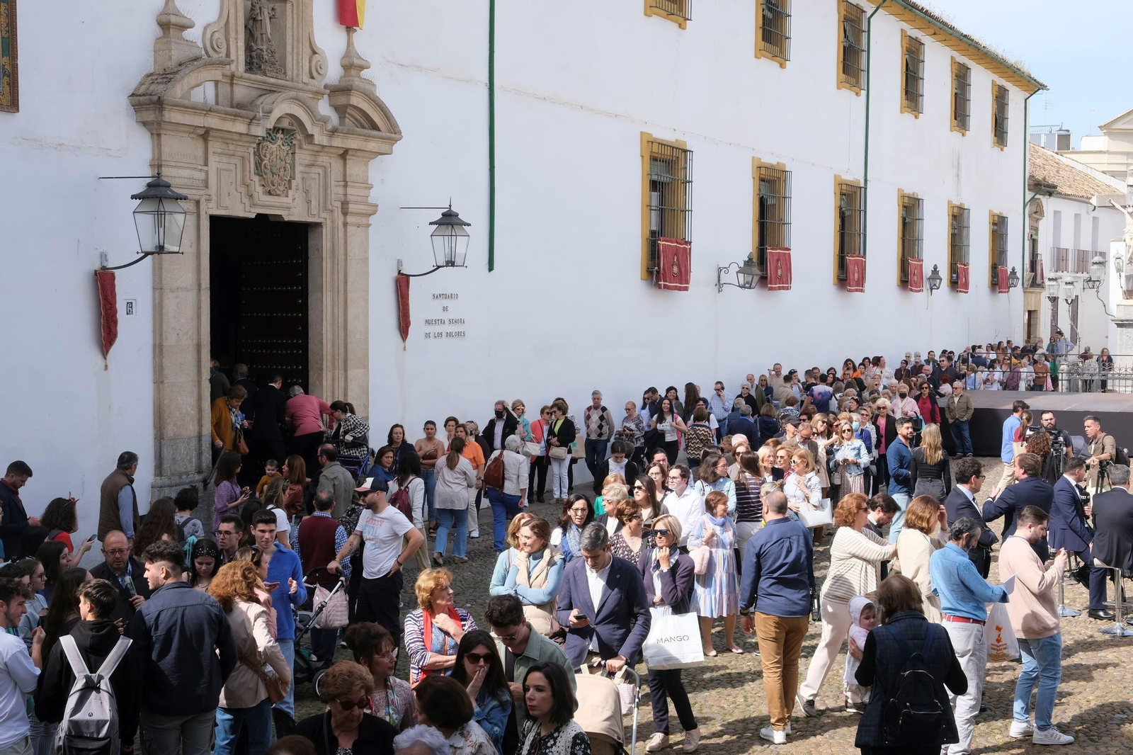 Largas colas se agolpan a las entradas de San Jacinto y Santo Ángel.