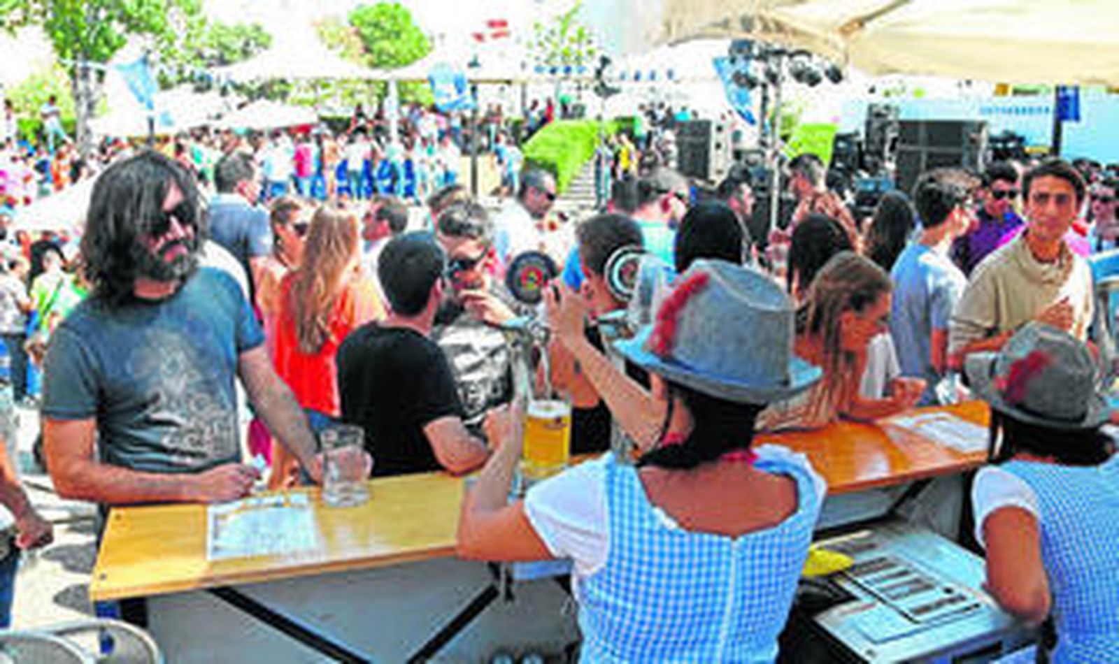 Varias personas esperan su turno para ser atendidos en la barra del 'Oktobeerfest' ayer en Los Barrios.