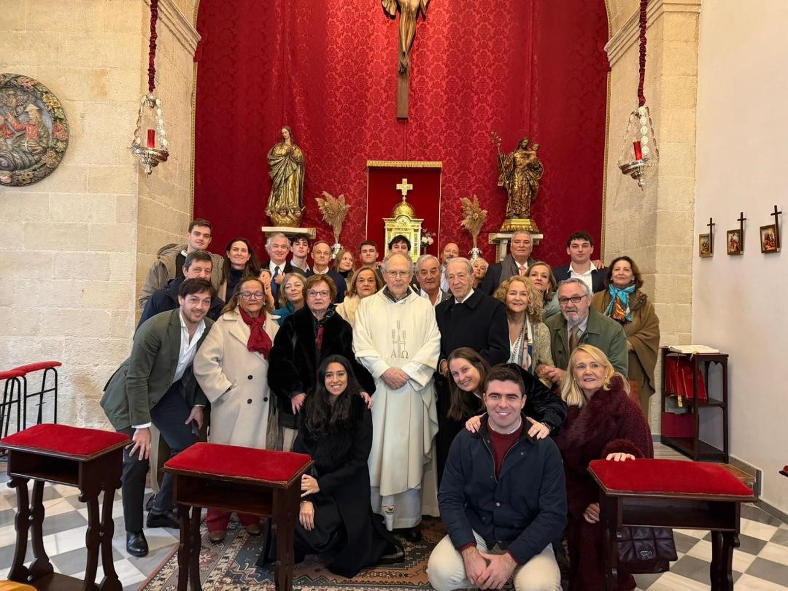 Mariano Ugarte de la Azuela y Mercedes Romero Garat, con toda su familia  tras finalizar la ceremonia religiosa oficiada por el padre Fernando Marrero con motivo de la celebración de los 60 años de matrimonio.