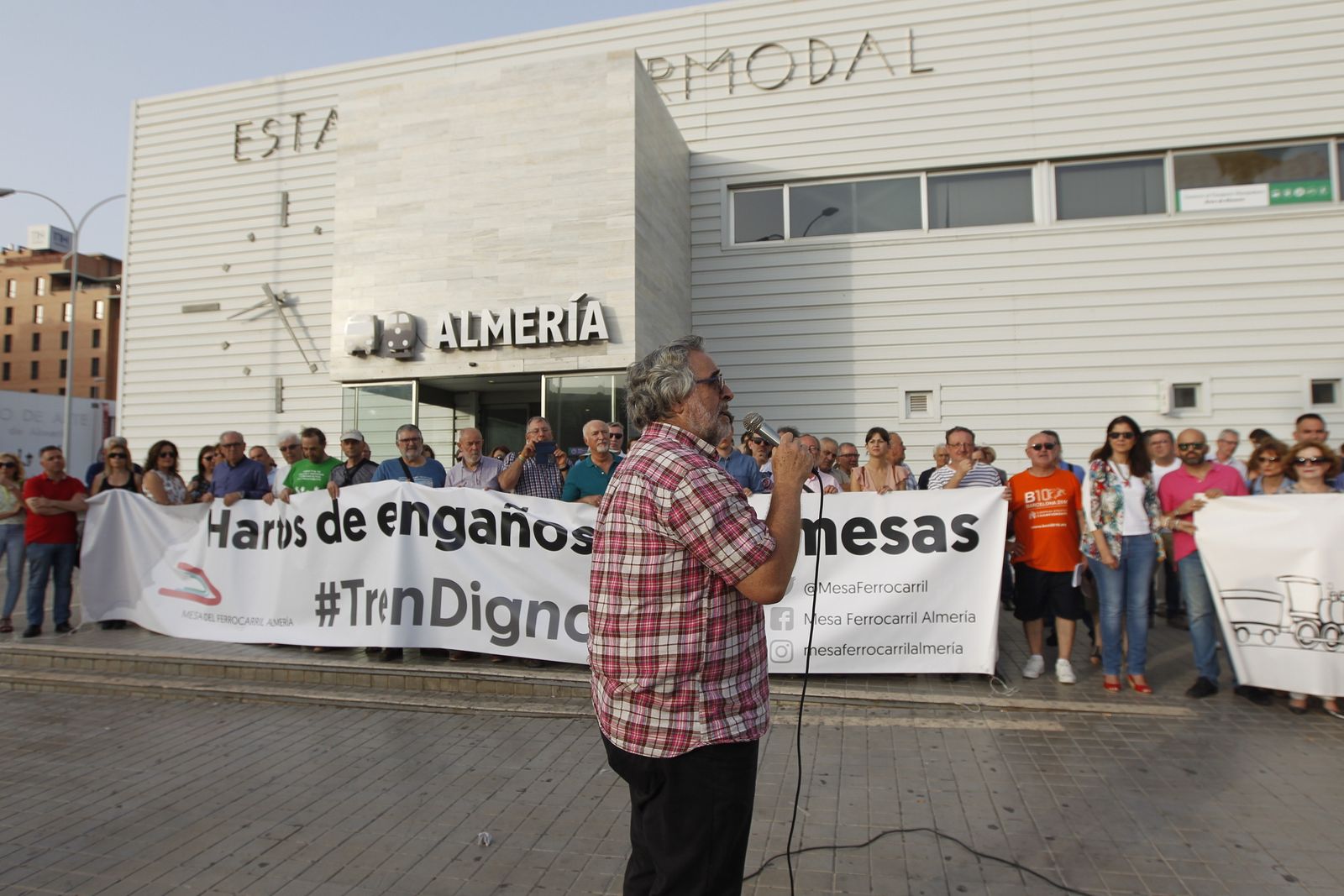 Fotogalería manifestación Mesa del Ferrocarril de Almería