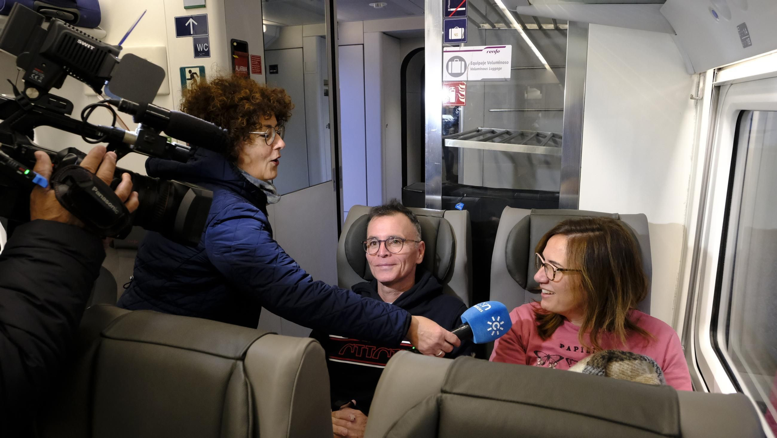El primer Alvia de Renfe sale de la Estación de Huércal de Almería, en imágenes