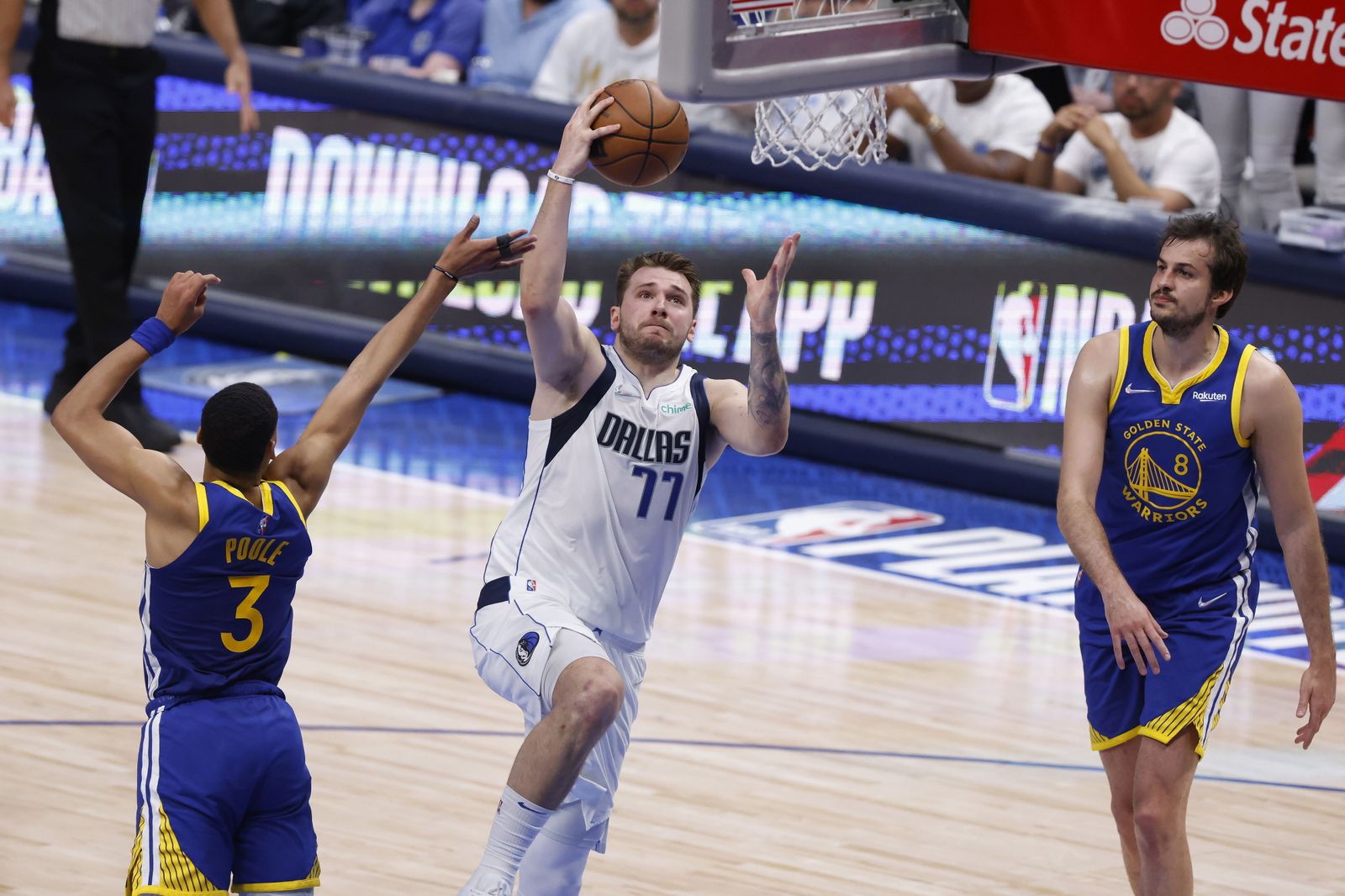 Doncic entra a canasta durante el cuarto partido contra los Warriors.