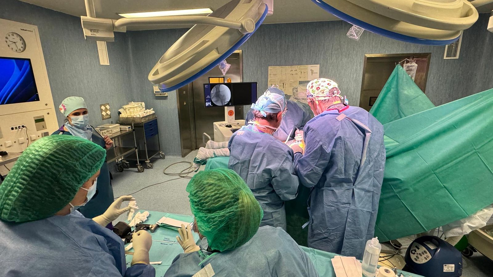 Un momento de una intervención quirúrgica en el hospital Infanta Elena.