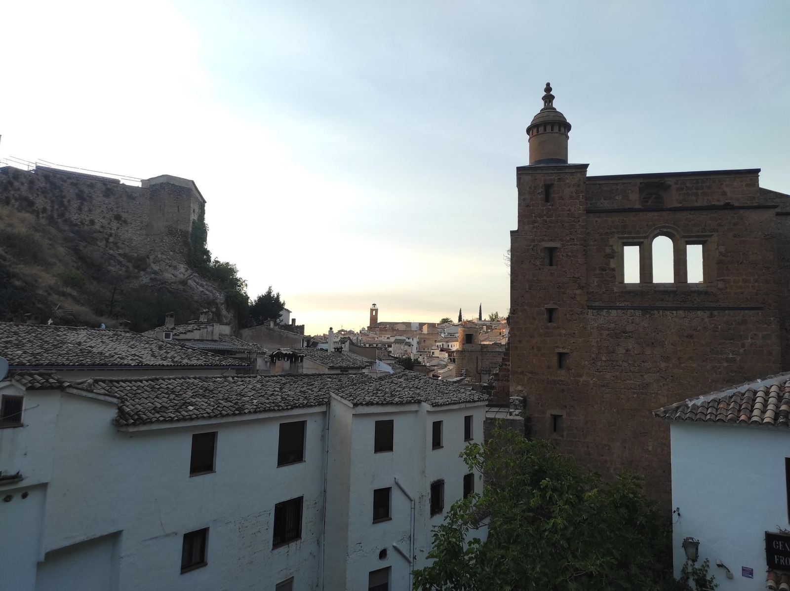 El atardecer deja una estampa preciosa de la parte trasera de las ruinas desde el Mirador de la Tragantía.