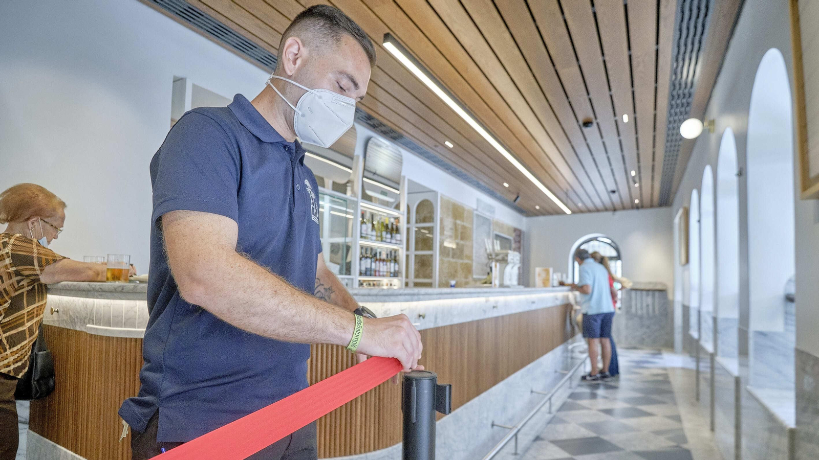 Joaquín, el encargado de la recepción en la barra