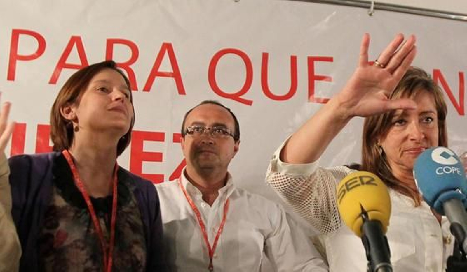 Gil, Crisol, y Sánchez, anoche durante la dura comparecencia tras conocer la hecatombe socialista en la ciudad.

Foto: Miguel Ángel González