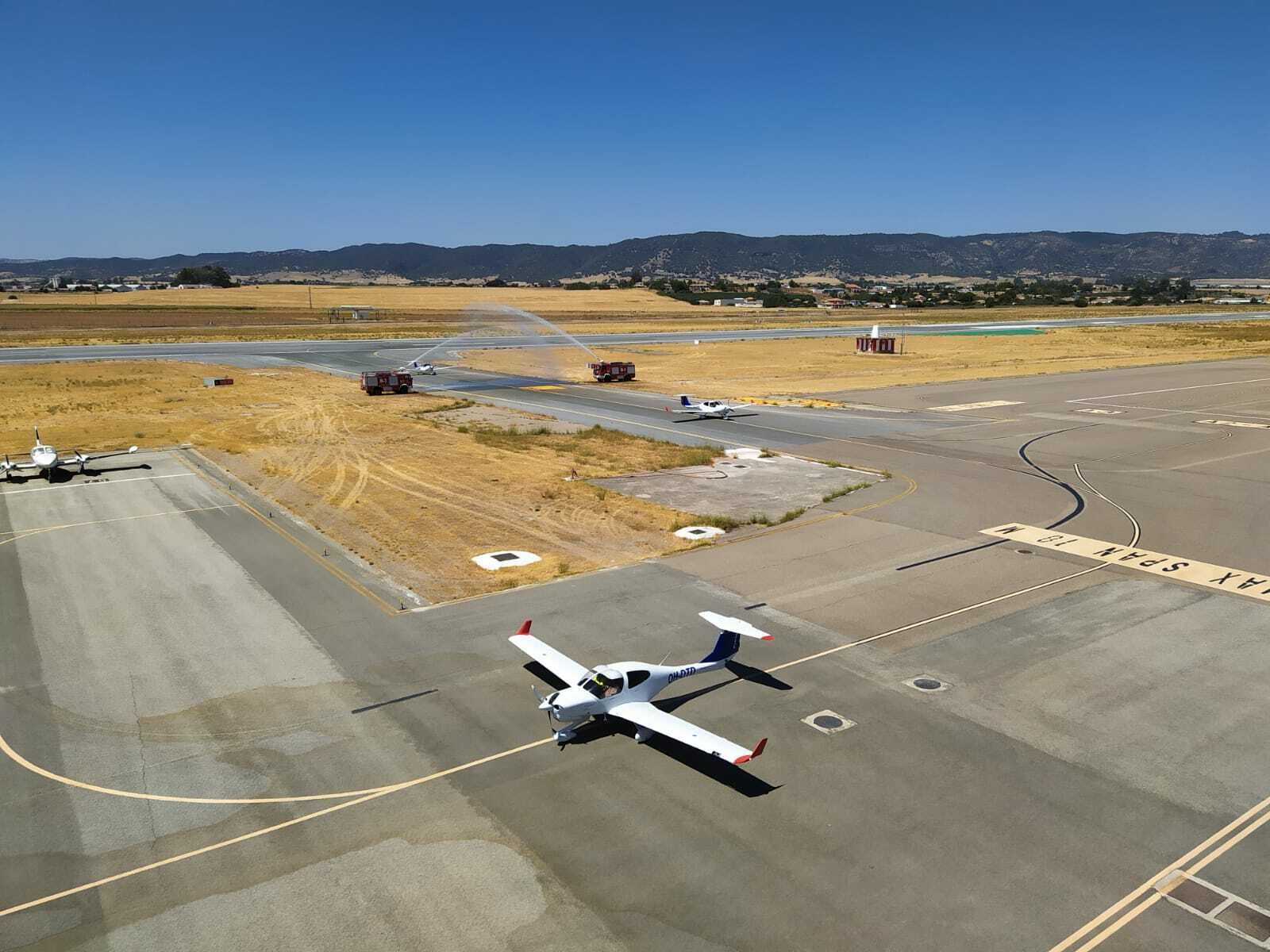 Avión aterriza en el aeropuerto de Córdoba.
