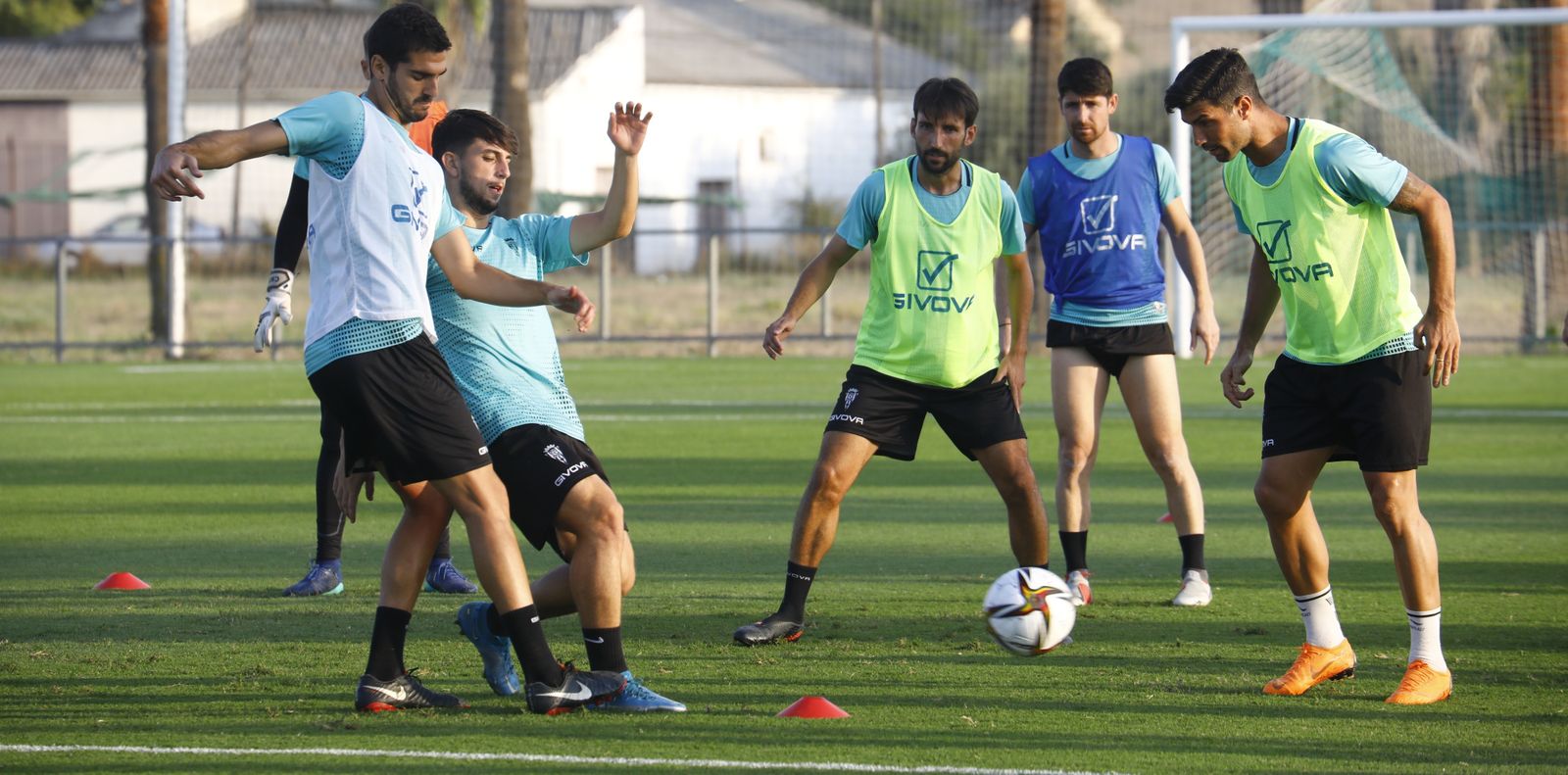 Bernardo es presionado por Christian Delgado durante un entrenamiento.