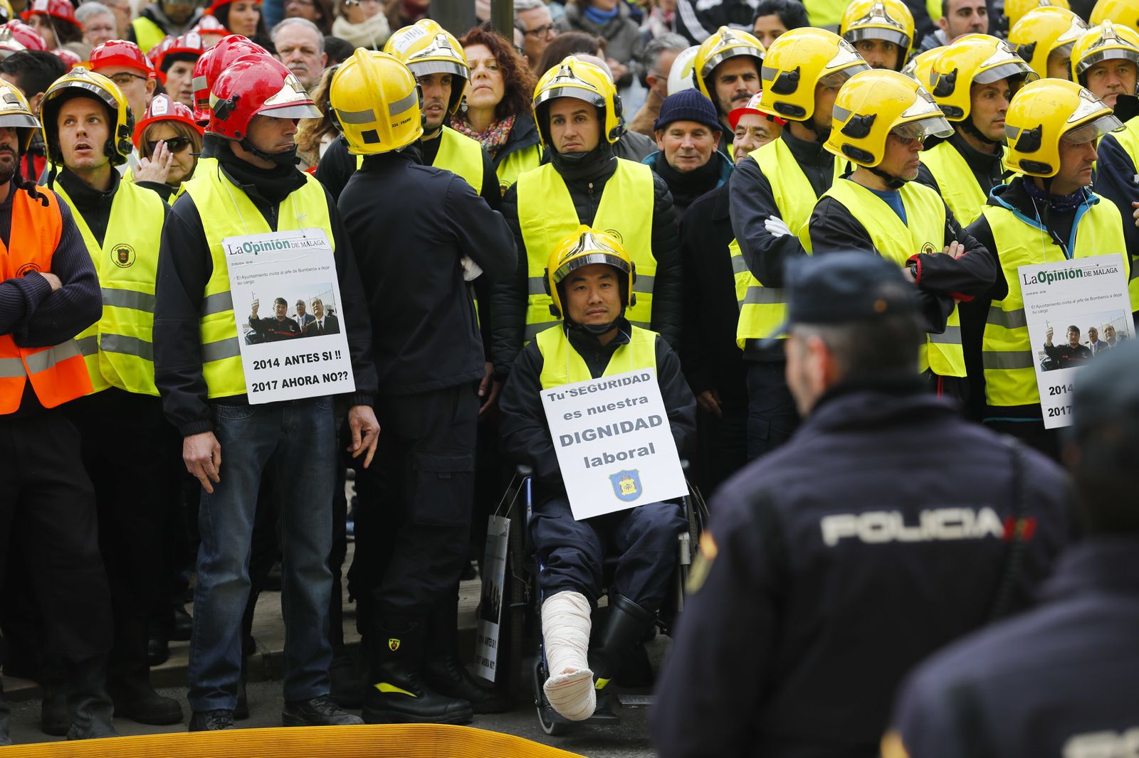 Las imágenes de la 'marcha fúnebre' de los bomberos en Málaga