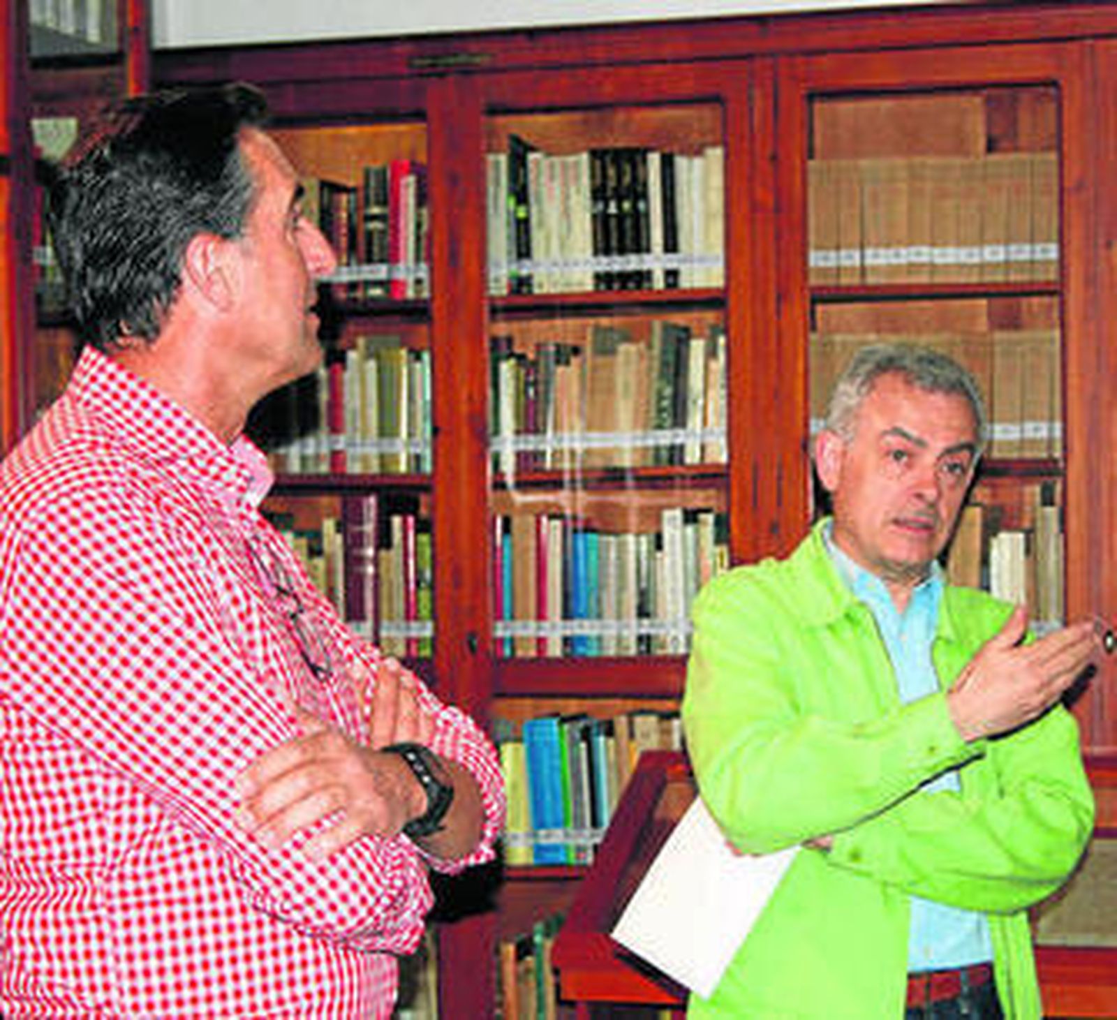 Diego Ropero-Regidor y José Antonio Rodríguez en la presentación del retrato.