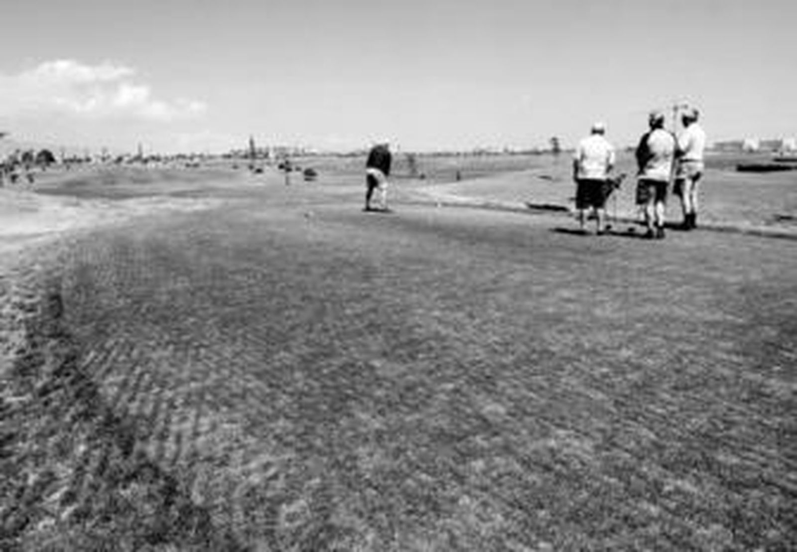 Los atractivos de El Toyo, como el campo de golf, se quieren reforzar con el centro comercial.