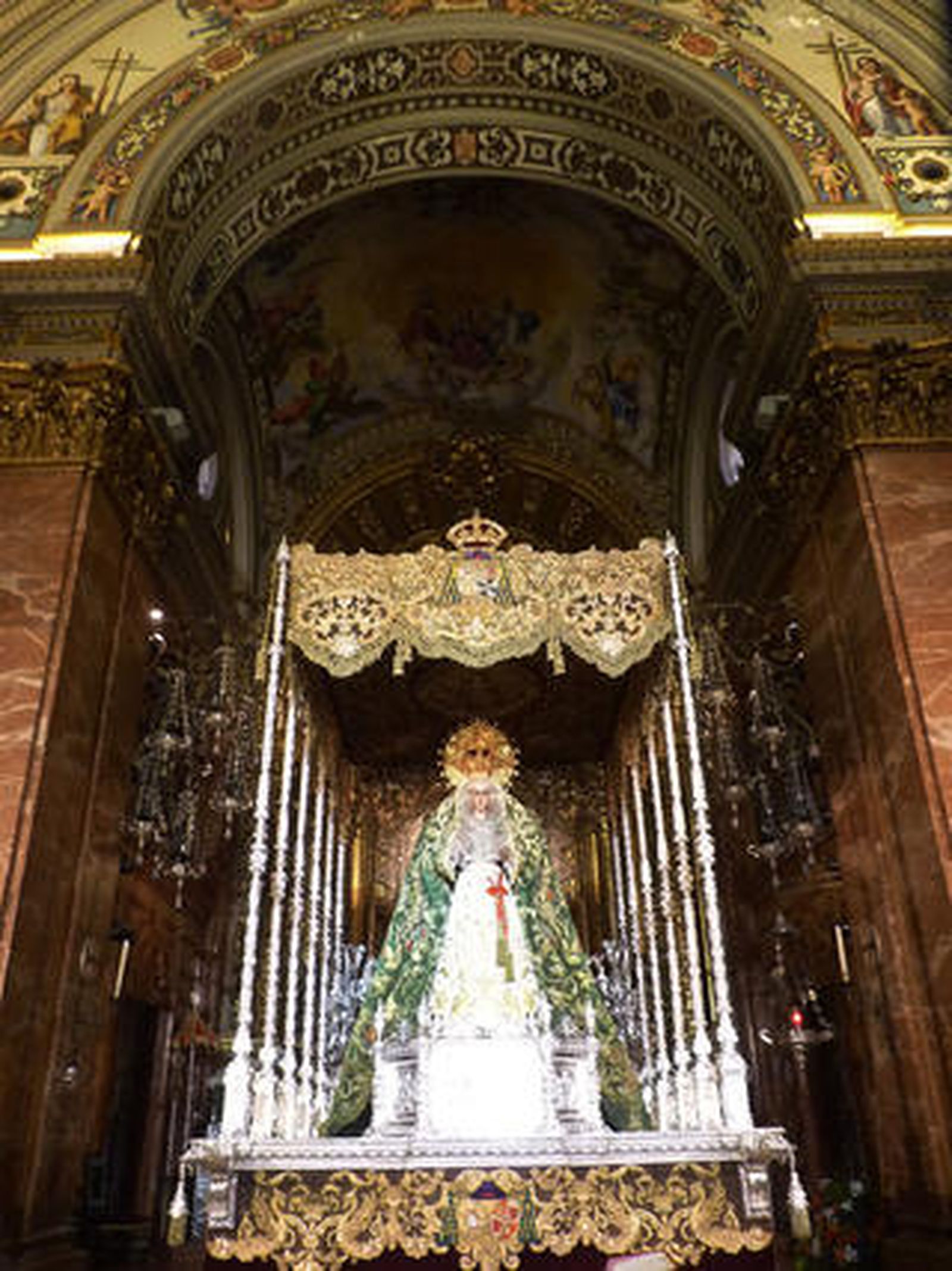 La Virgen luce ataviada como aparece en el azulejo que remata su arco con el manto camaronero.

Foto: Ruesga Bono