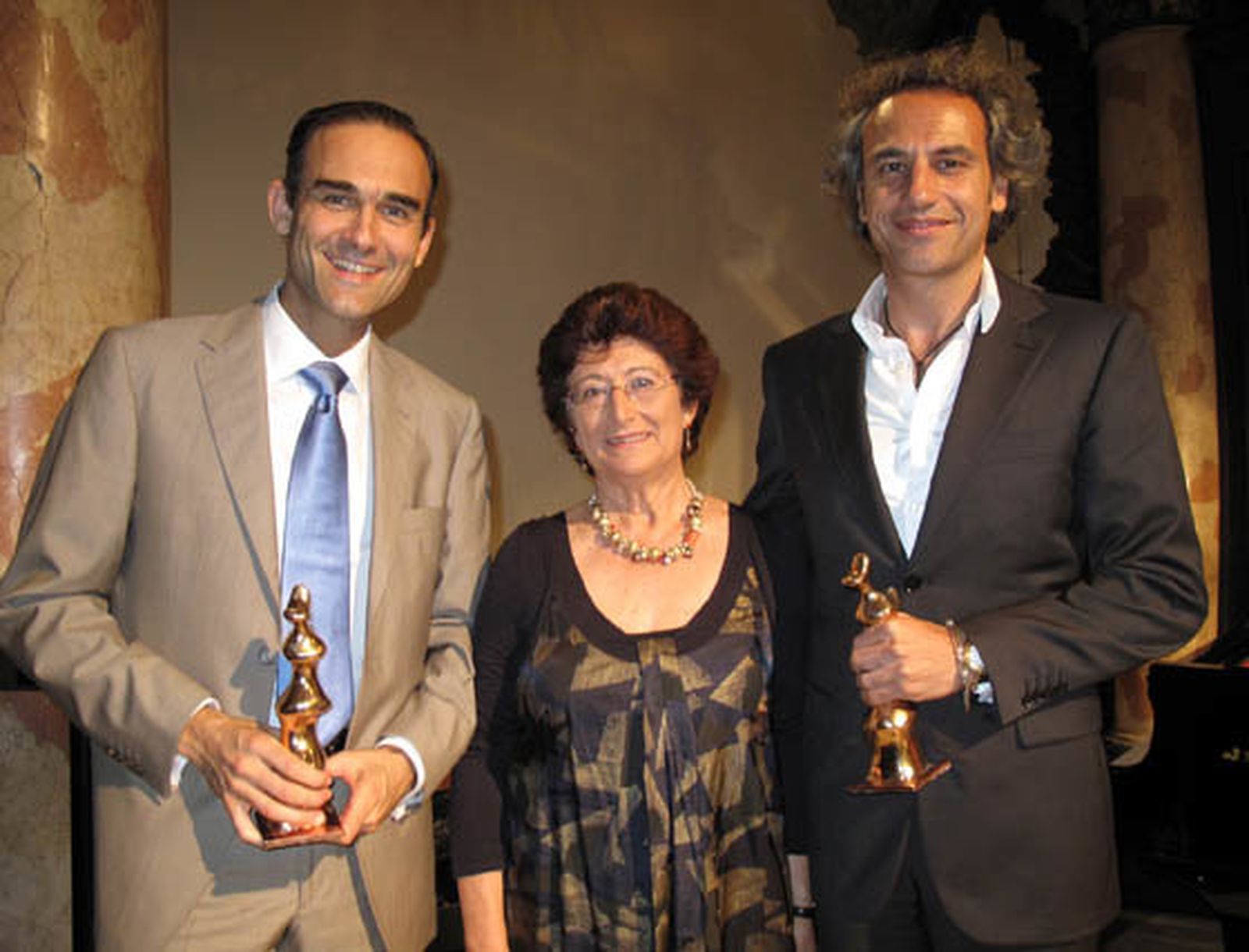 El catedrático de Mecánica de Fluidos de la Universidad de Sevilla, Alfonso Gañán; la presidenta de Iniciativa Sevilla Abierta (ISA), y el director artístico del Teatro Maestranza y de la Orquesta Sinfónica de Sevilla, Pedro Halffter.  Foto: Victoria Ramírez