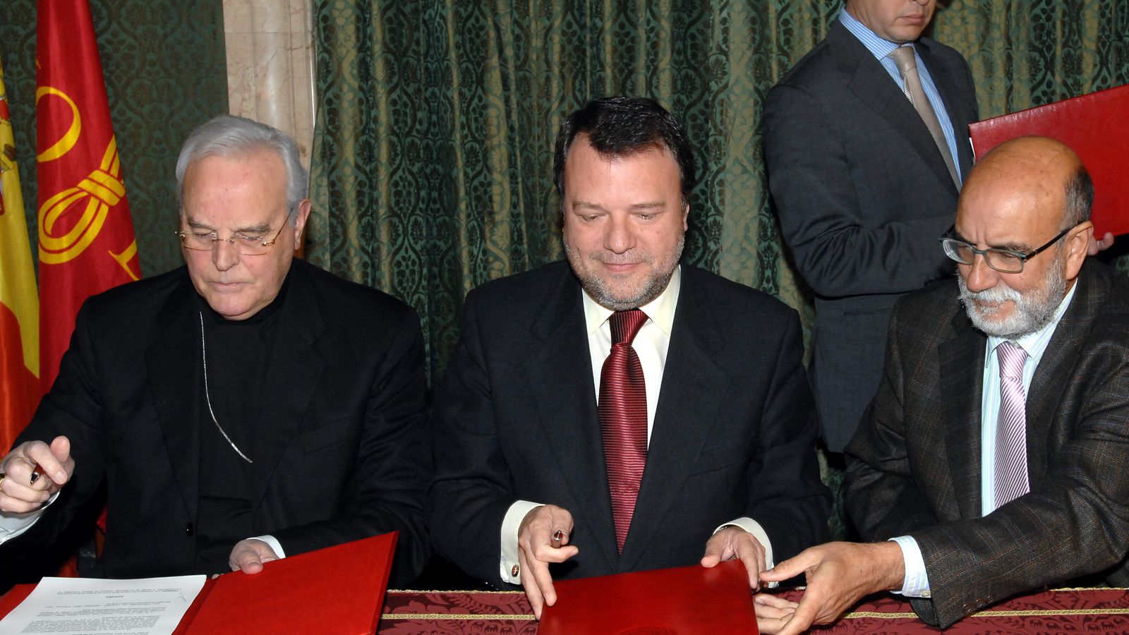 Amigo firmando un convenio con el Ayuntamiento y la Junta para la restauración de Santa Catalina.