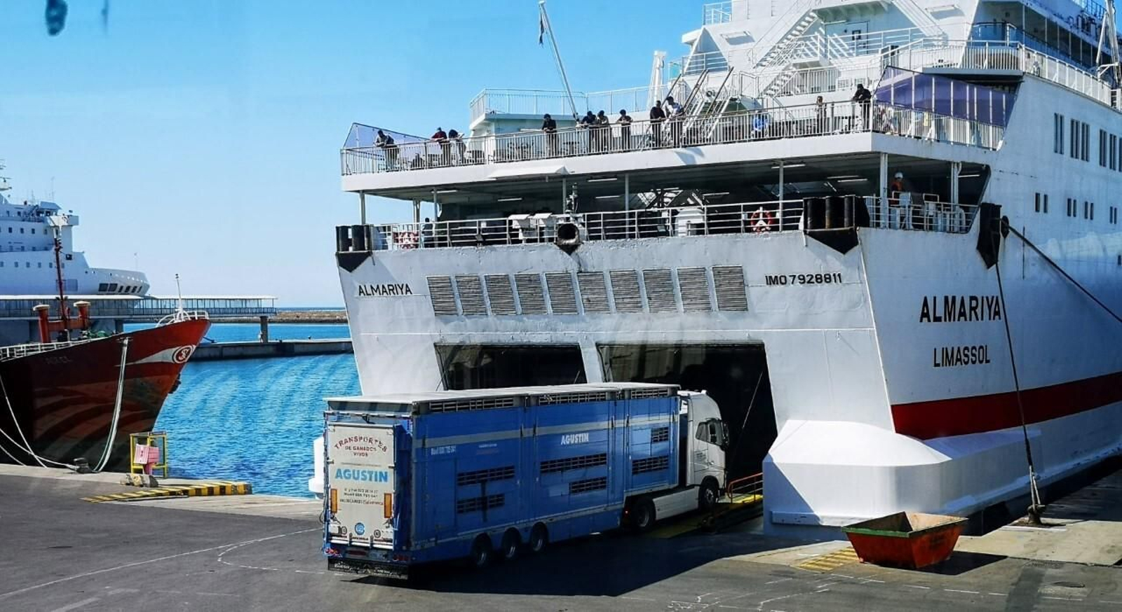 Camiones Ro-Ro para el tráfico de mercancías en el puerto almeriense.