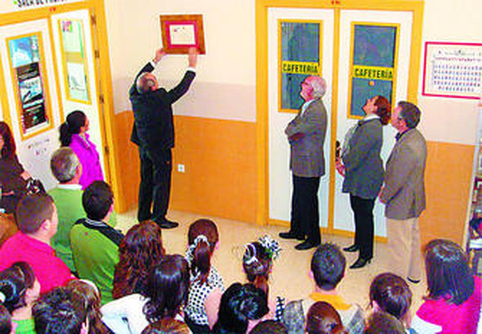 Momento de la colocación del galardón obtenido.