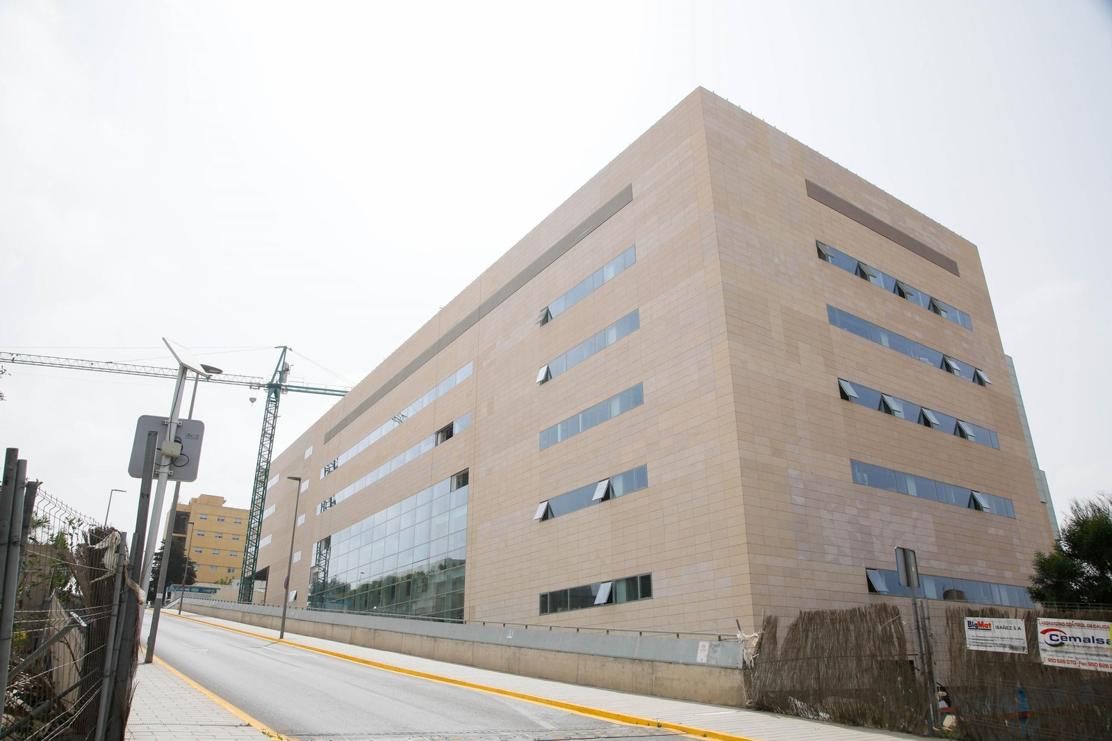 La mujer fue evacuada al Hospital Torrecárdenas.