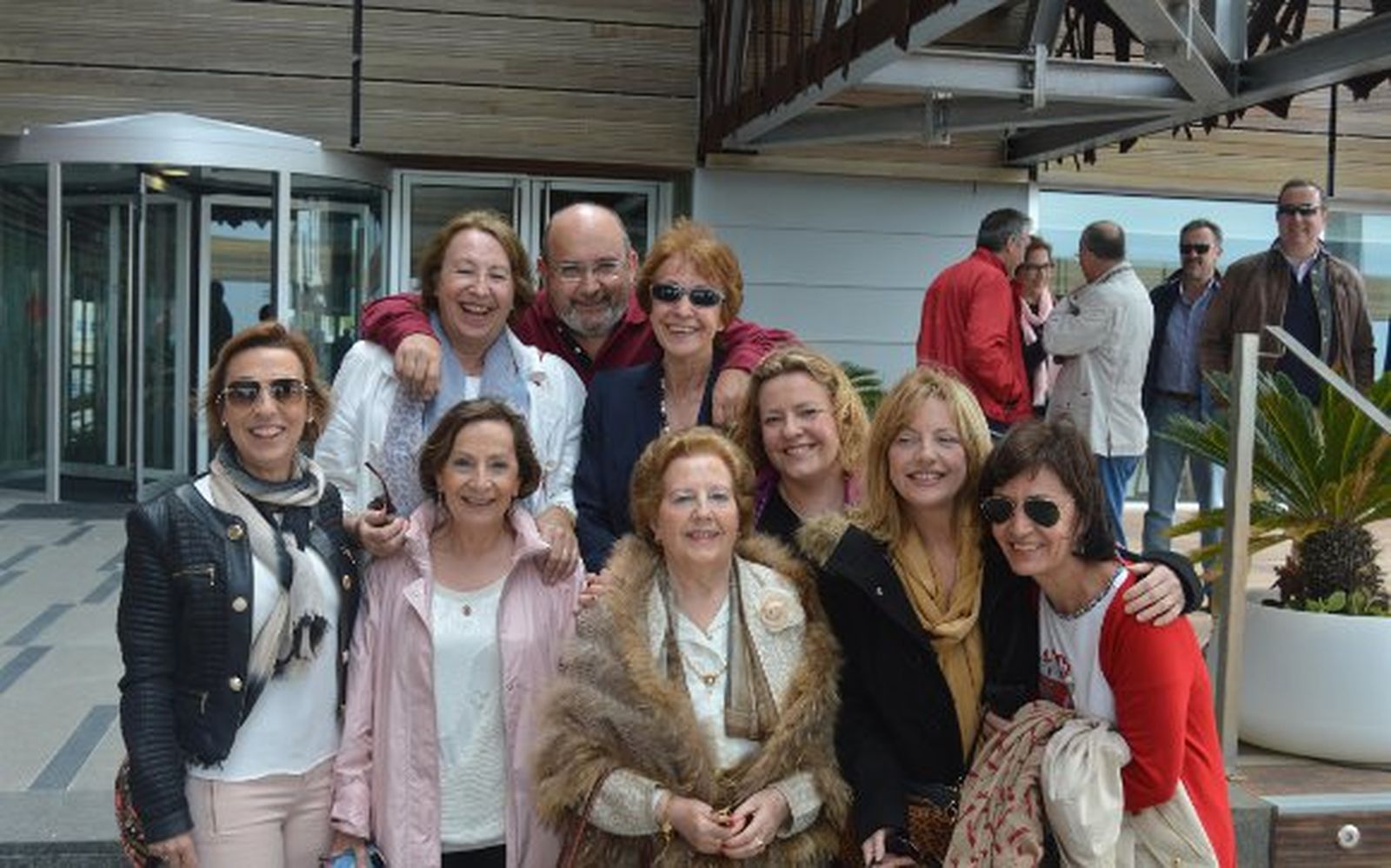 Elisa Rojas Baena, Aurelio de Casas, María, Amelia, Elisa y Marga Rojas Salido, Ana y Elisa Rojas Cobo y Rosario Salido Bermúdez de Castro.

Foto: Ignacio Casas de Ciria
