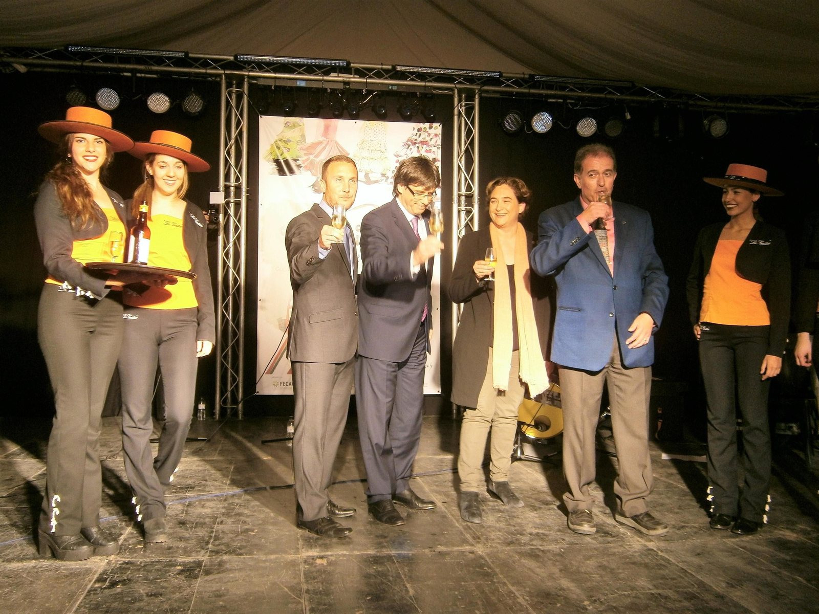 El presidente de la Generalitat, Carles Puigdemont, y la alcaldesa de Barcelona, Ada Colau, brindan con manzanilla La Guita la Feria de Abril de Barcelona.