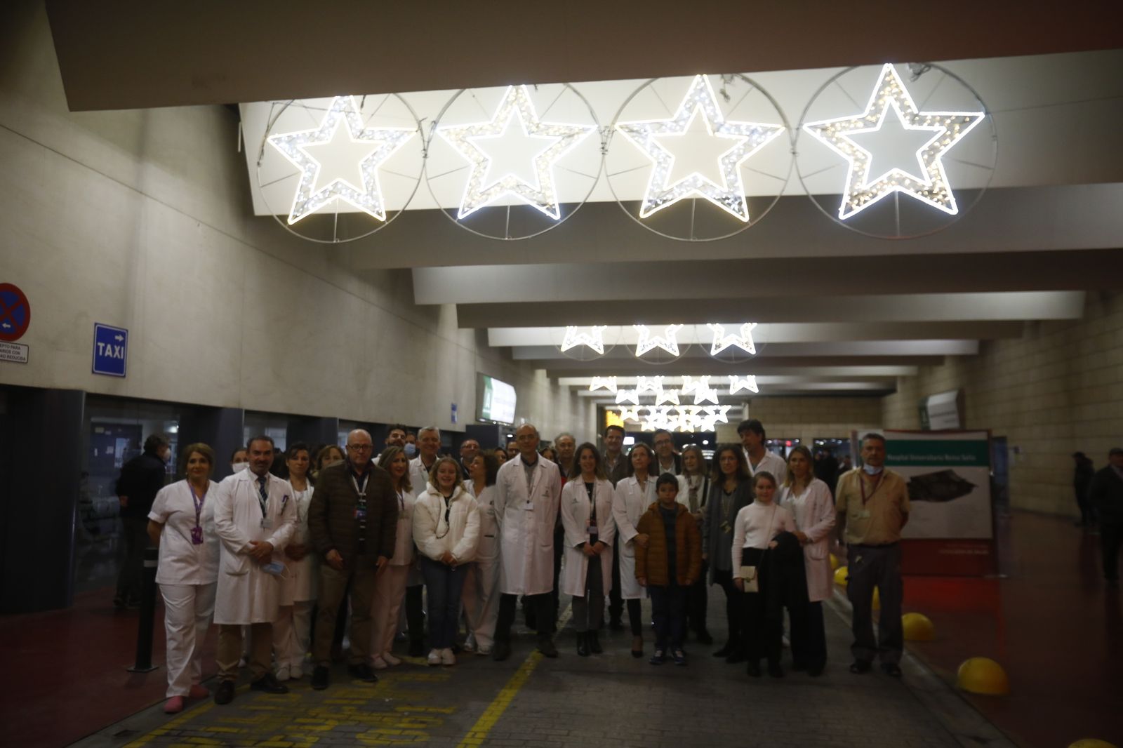 El Hospital Reina Sofía enciende la Navidad, en imágenes