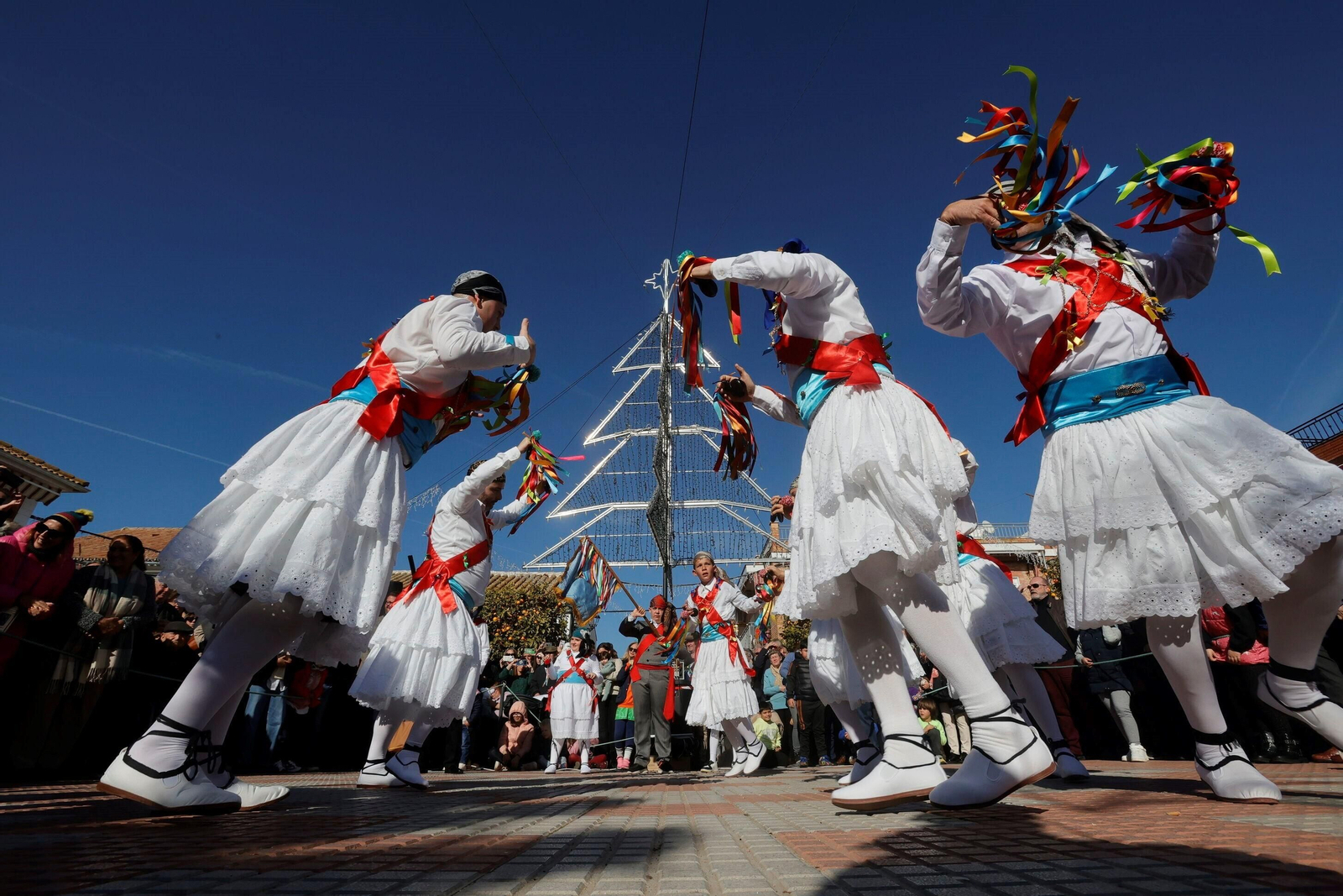 La Danza de los Locos y el Baile del Oso de Fuente Carreteros, en imágenes