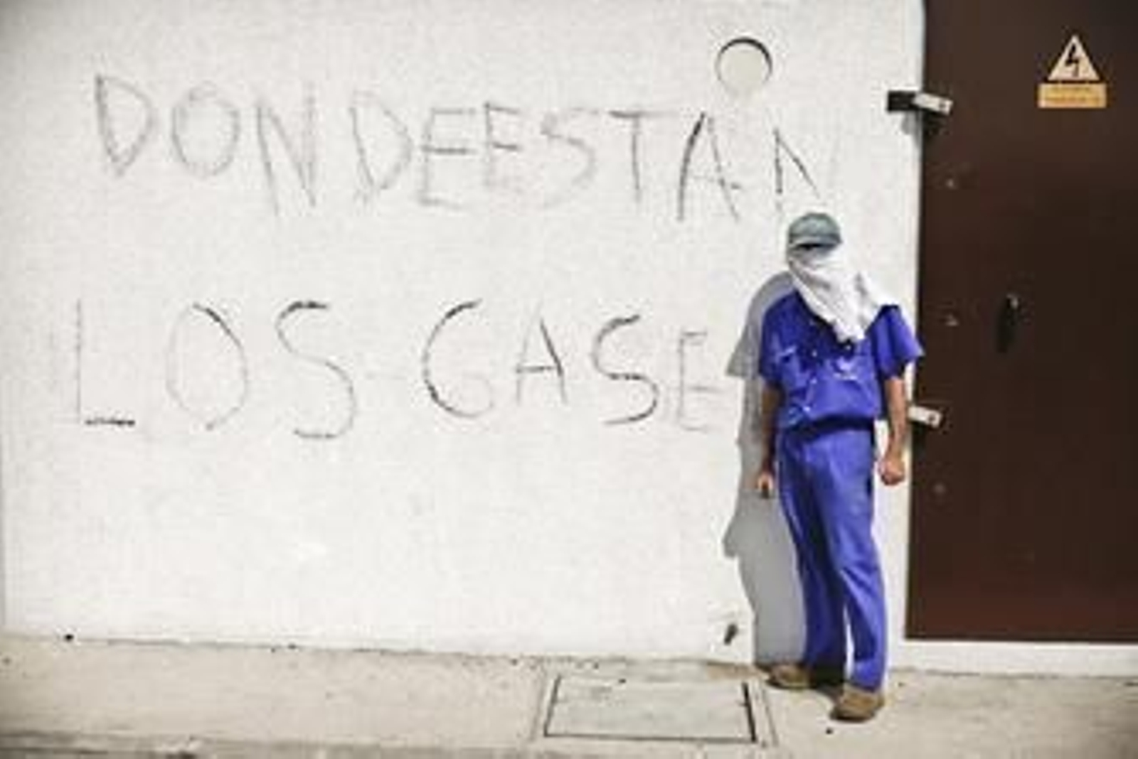 Una pintada en la caseta junto al astillero de Puerto Real, durante una de las últimas protestas. /Julio González