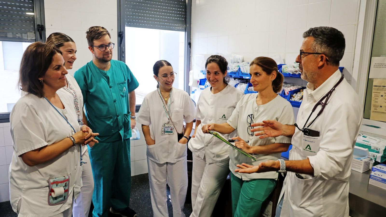 Un grupo de especialistas de Medicina Interna conversa en una de las salas. Un grupo de especialistas de Medicina Interna conversa en una de las salas.