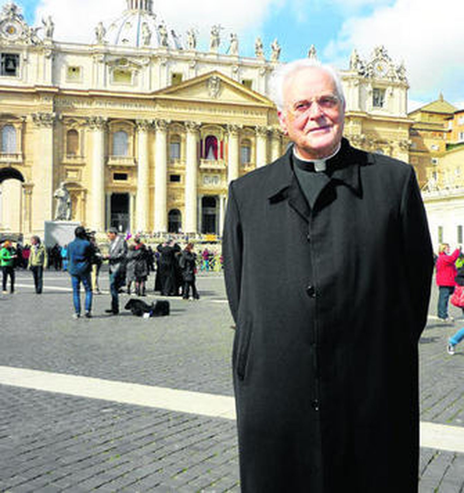 Carlos Amigo posa en la plaza de San Pedro del Vaticano.