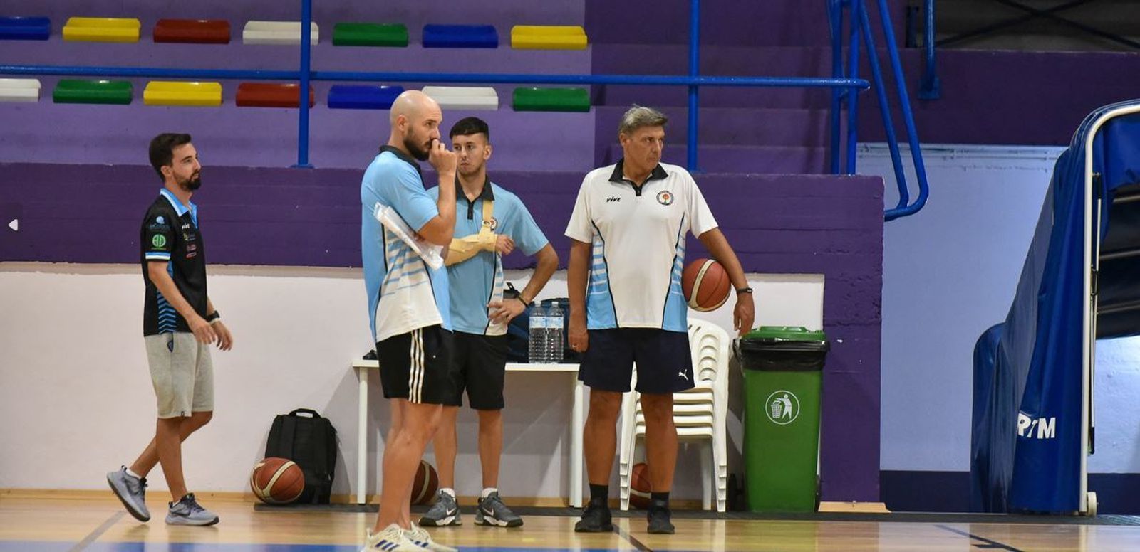 El cuerpo técnico de la ULB, durante un entrenamiento