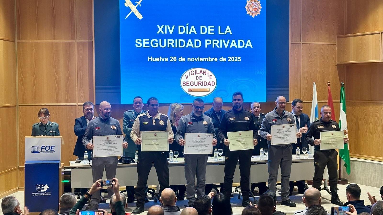 Galardonados con las menciones honoríficas en el acto.