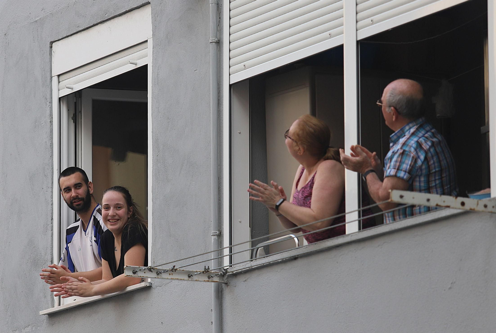Imágenes del homenaje a los sanitarios de los vecinos de los Rosales