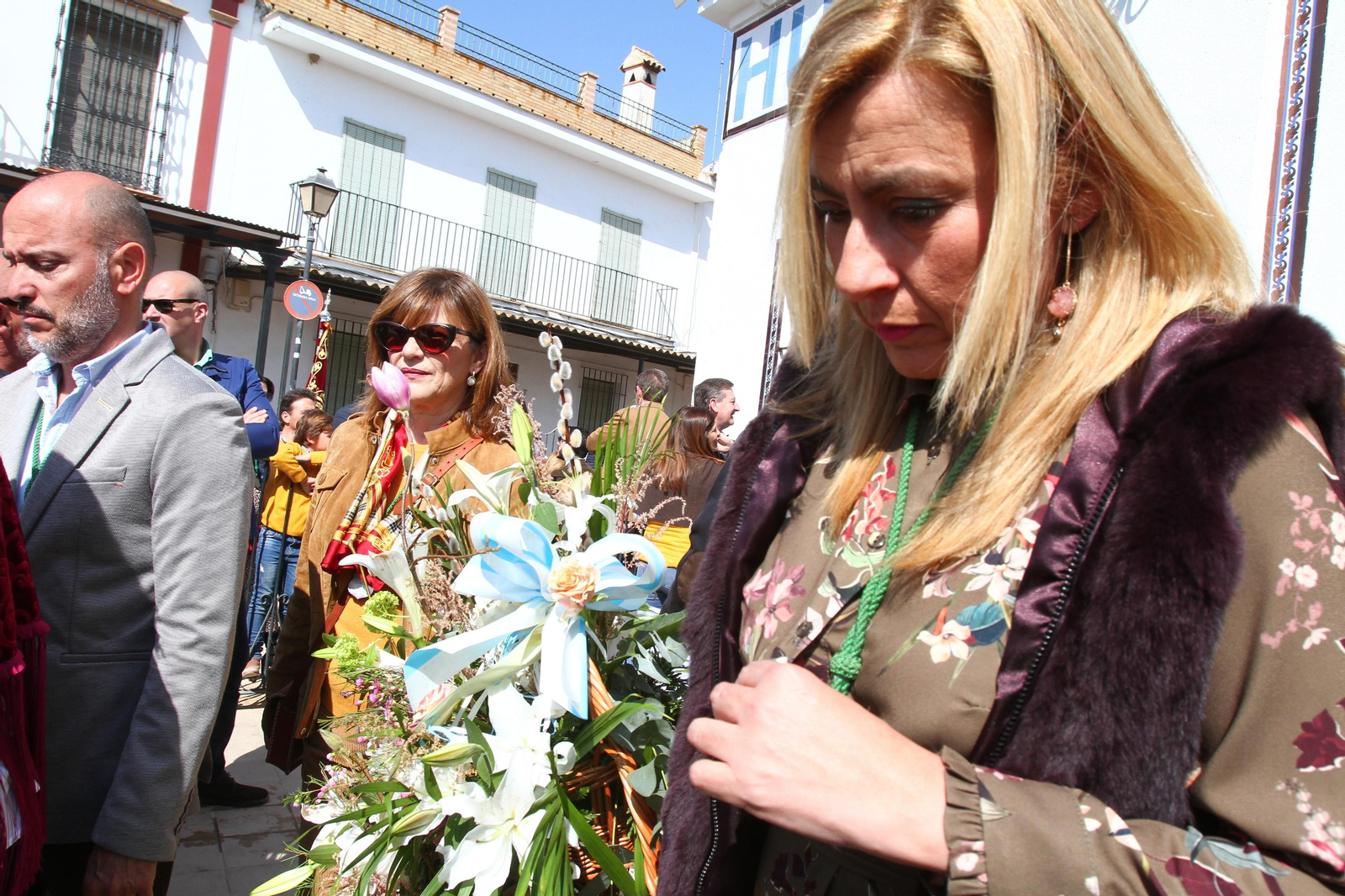 La Hermandad de Huelva se presenta ante la Virgen del Rocío en su peregrinación a la aldea almonteña