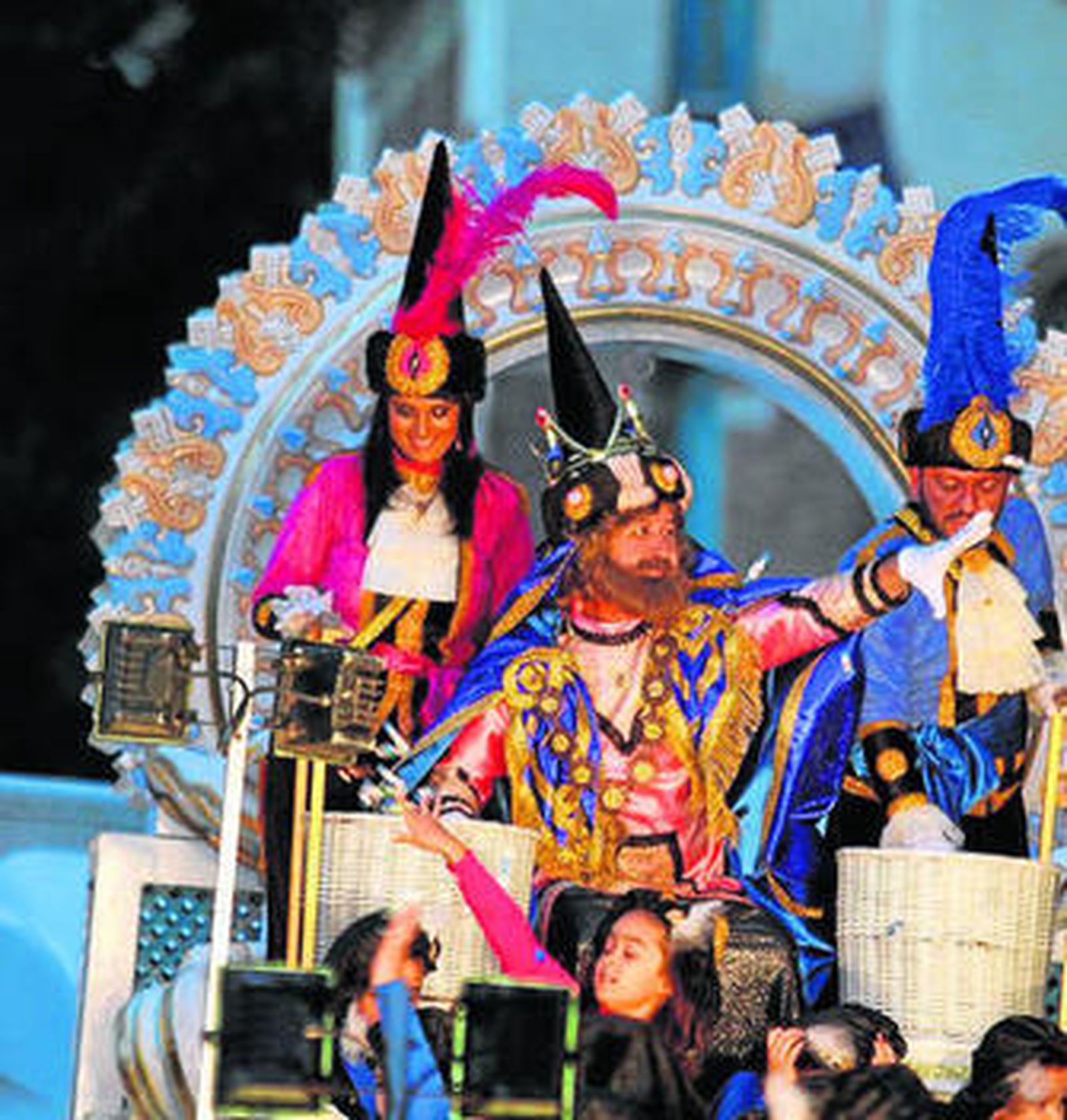 El Rey Gaspar repartiendo caramelos en la pasada Cabalgata.