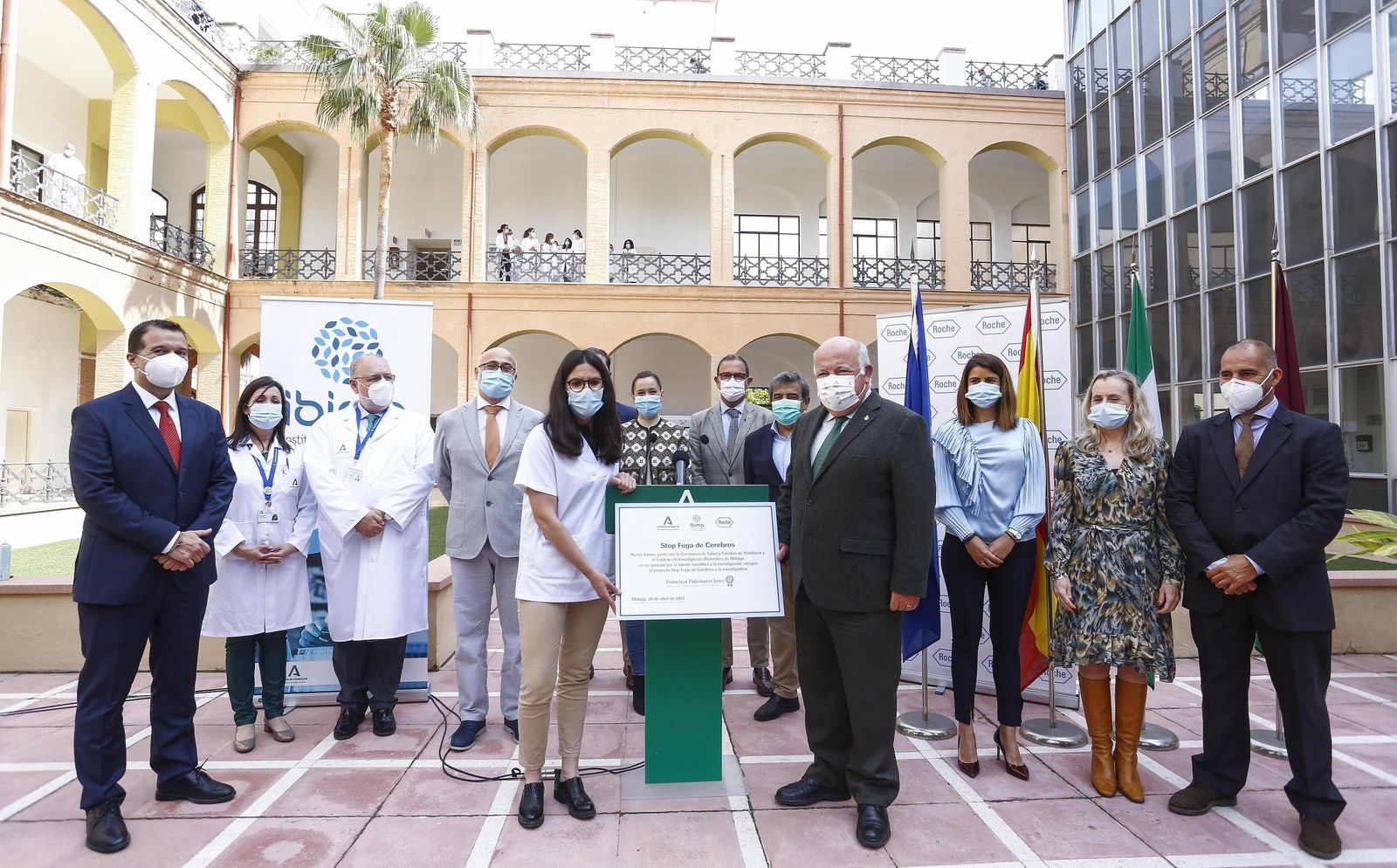 La investigadora del Ibima Francisca Palomares, junto Jesús Aguirre, y el resto de asistentes al acto.