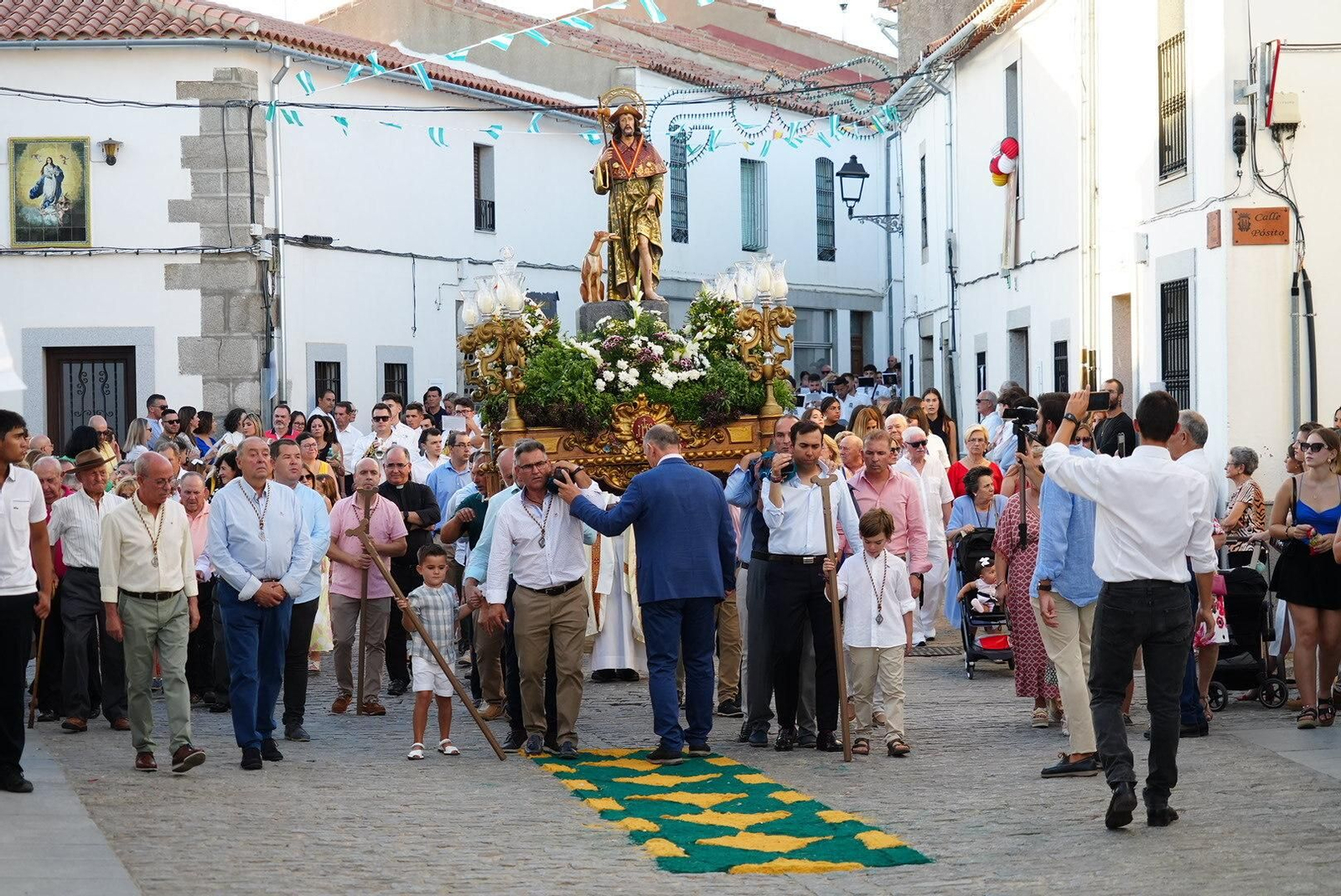 La procesión de San Roque en Dos Torres sobre las alfombras de sal, en imágenes