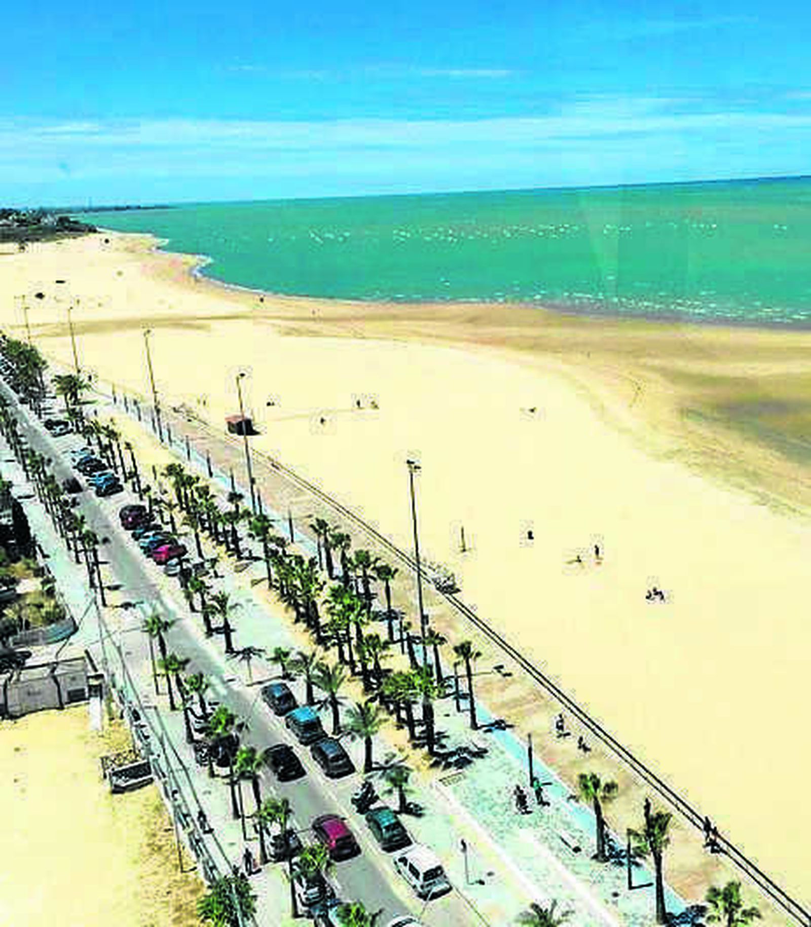 La playa, junto al recinto ferial.