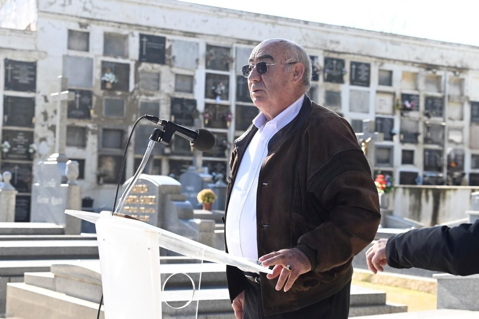 La plataforma Comisión de la Verdad recuerda a las víctimas del franquismo con un acto en el cementerio de la Salud, en imágenes