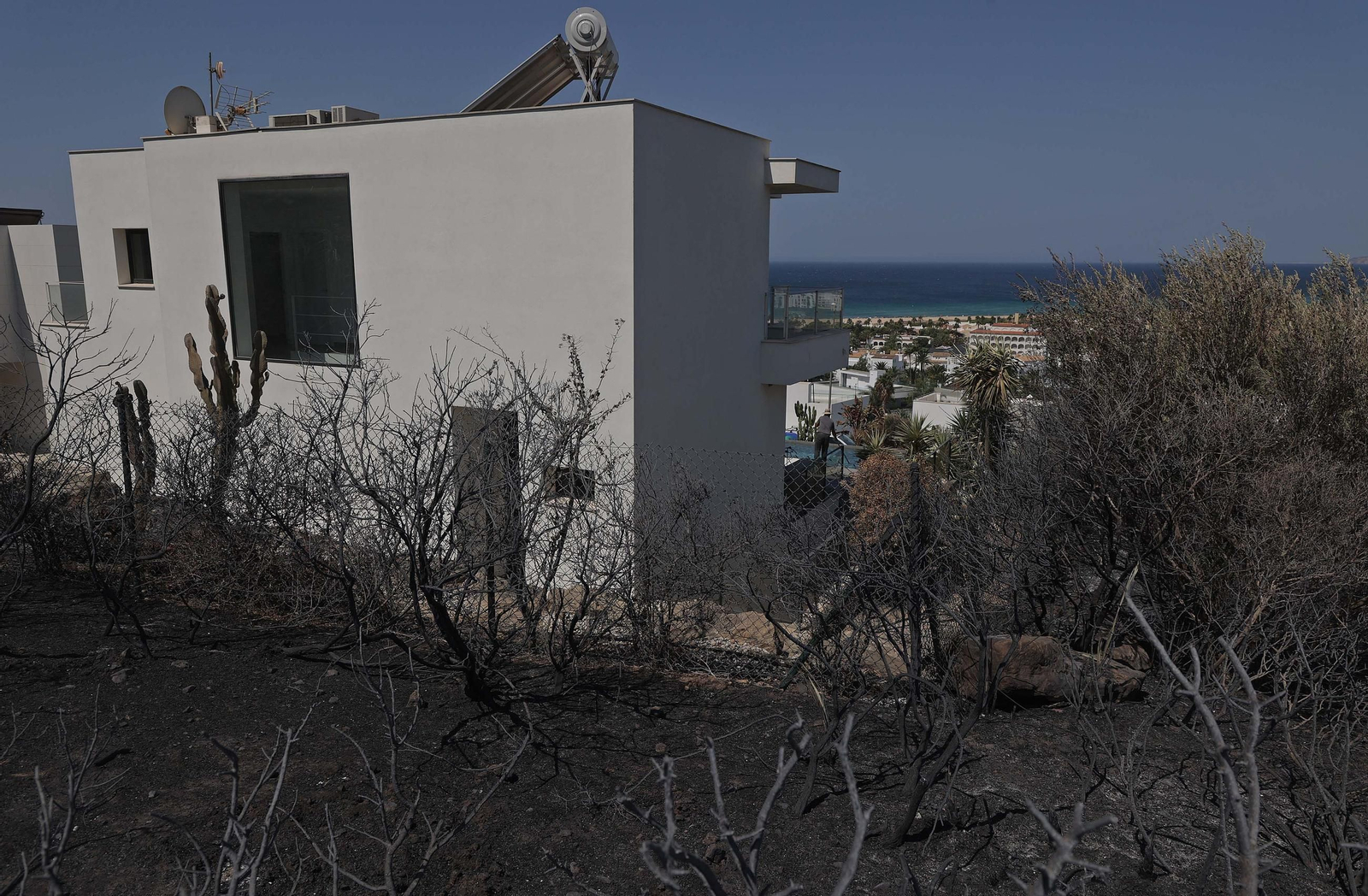 Así han quedado Atlanterra y Zahara de los Atunes tras el incendio forestal en la Sierra de la Plata de Tarifa