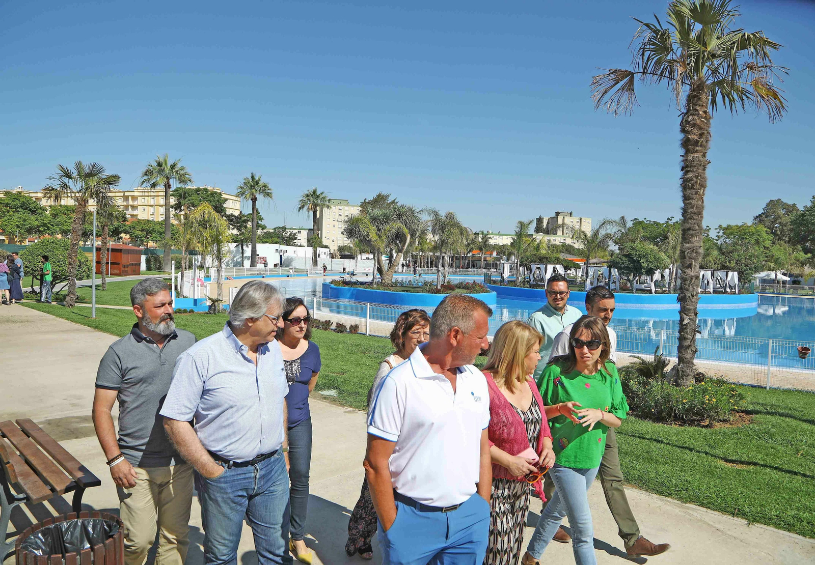 Laura Álvarez conversa con la alcaldesa durante una visita a Piscinas Jerez.