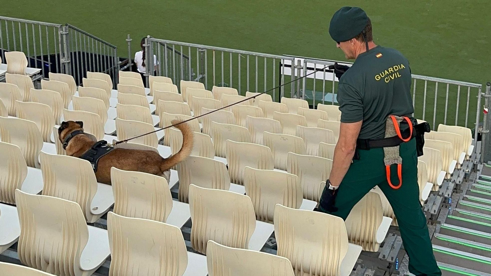 Un agente del grupo cinológico de la Guardia Civil vigilando el recinto de Concert Music Festival. Un agente del grupo cinológico de la Guardia Civil vigilando el recinto de Concert Music Festival.