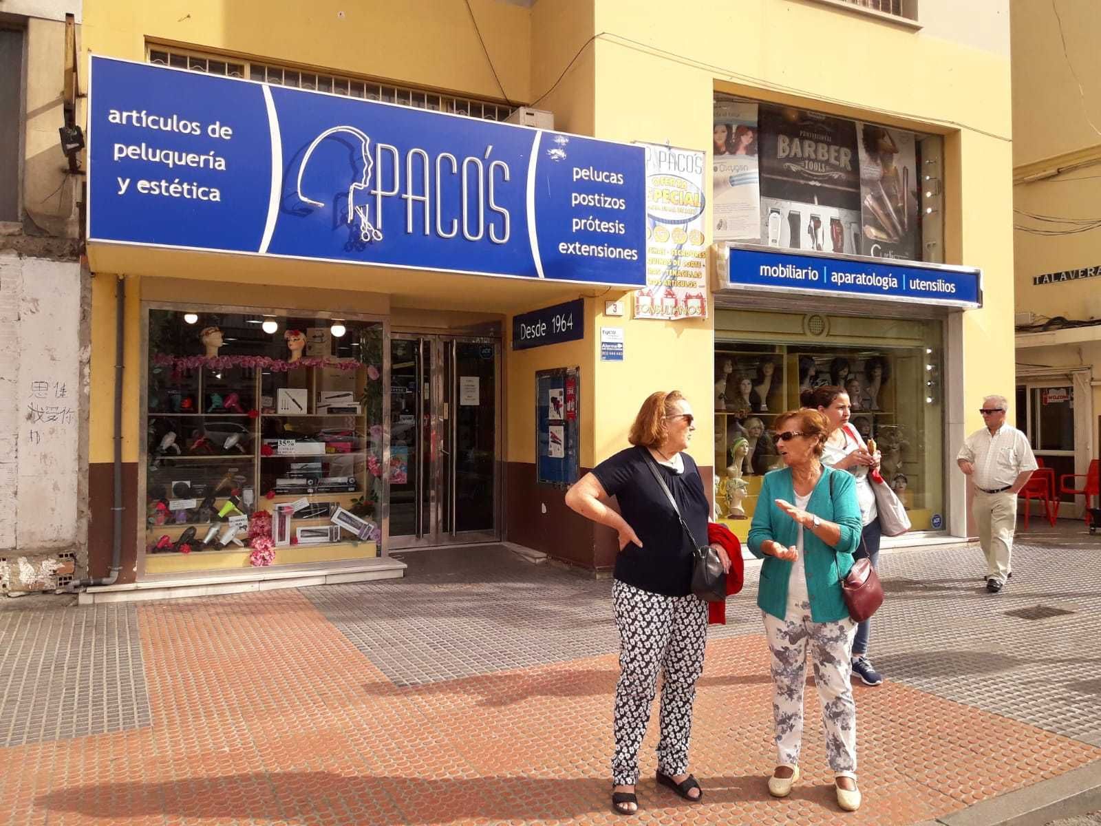 La fachada de la tienda de pelucas y artículos de peluquería.