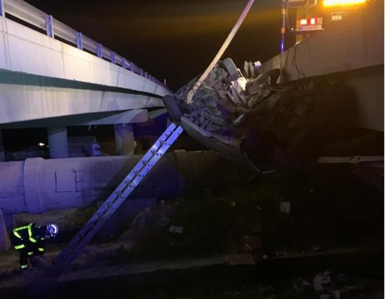 Imagen del coche colgado del puente.