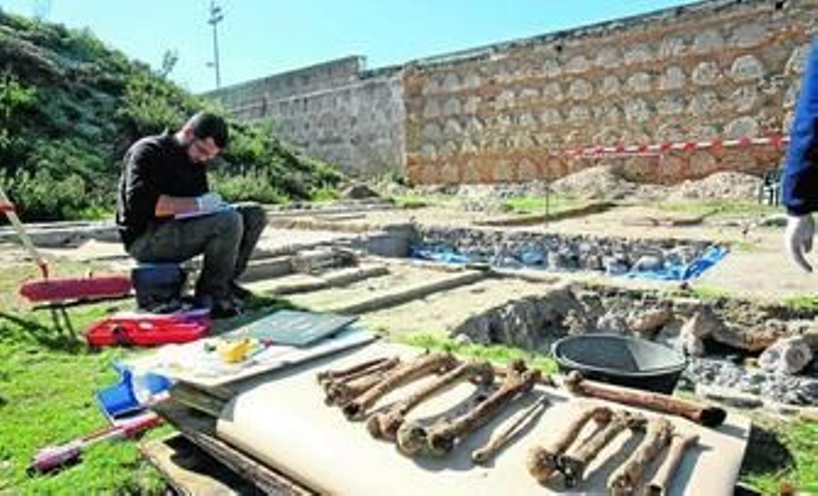 Imagen de los trabajos de exhumación que ya han finalizado en su primera fase en el cementerio gaditano de San José.