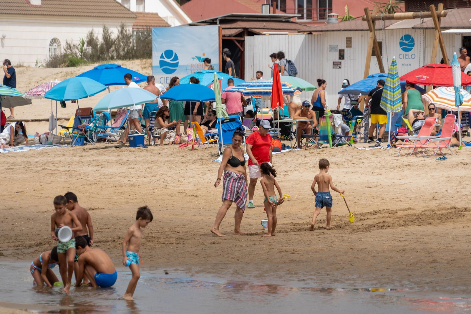 La mañana nublada en las playas de El Portíl