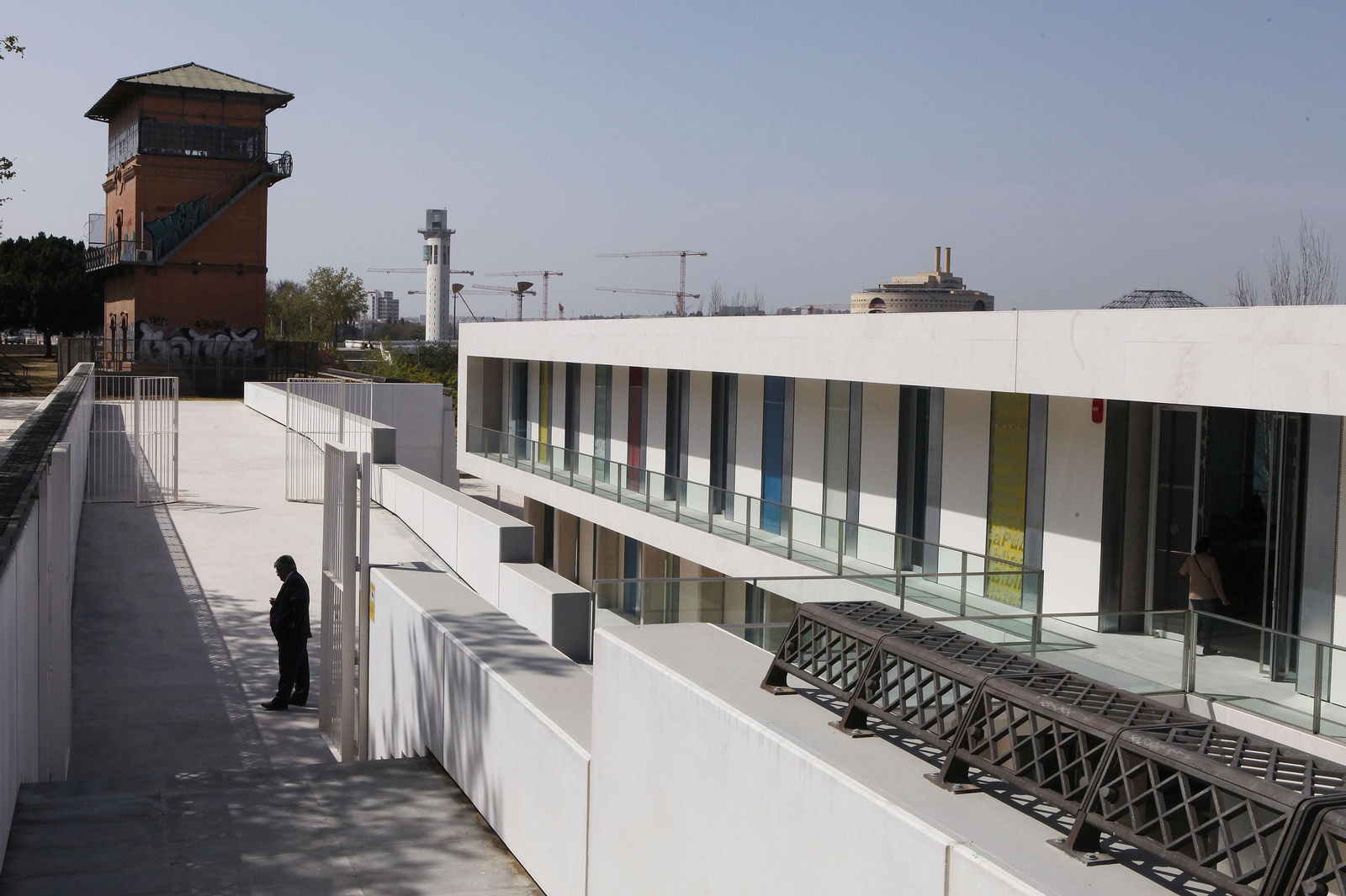 La torre vista desde la biblioteca Felipe González.