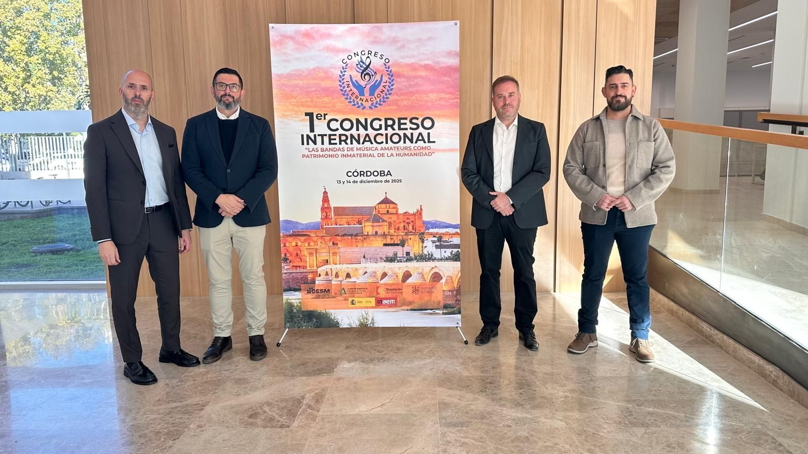 Representantes institucionales en la presentación del congreso.