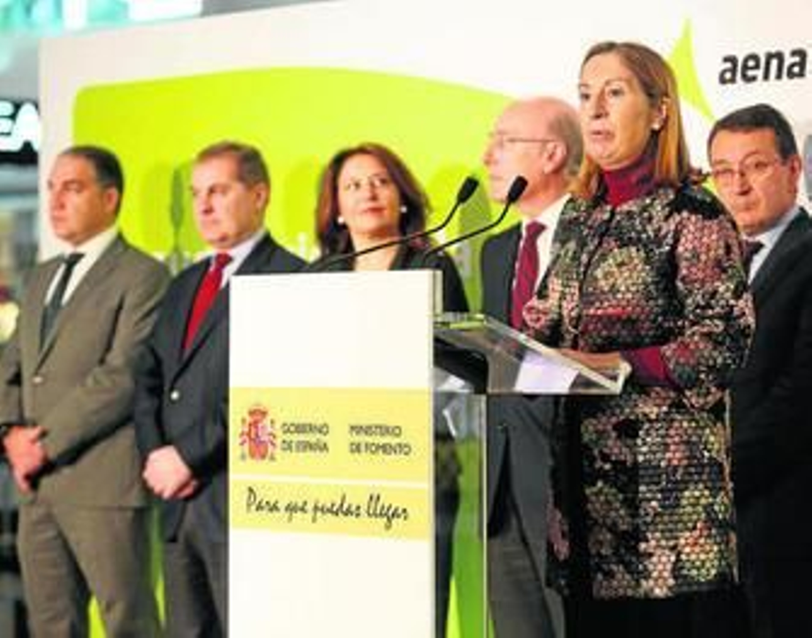 Pastor, durante su intervención ayer en la inauguración de la nueva zona comercial del aeropuerto.